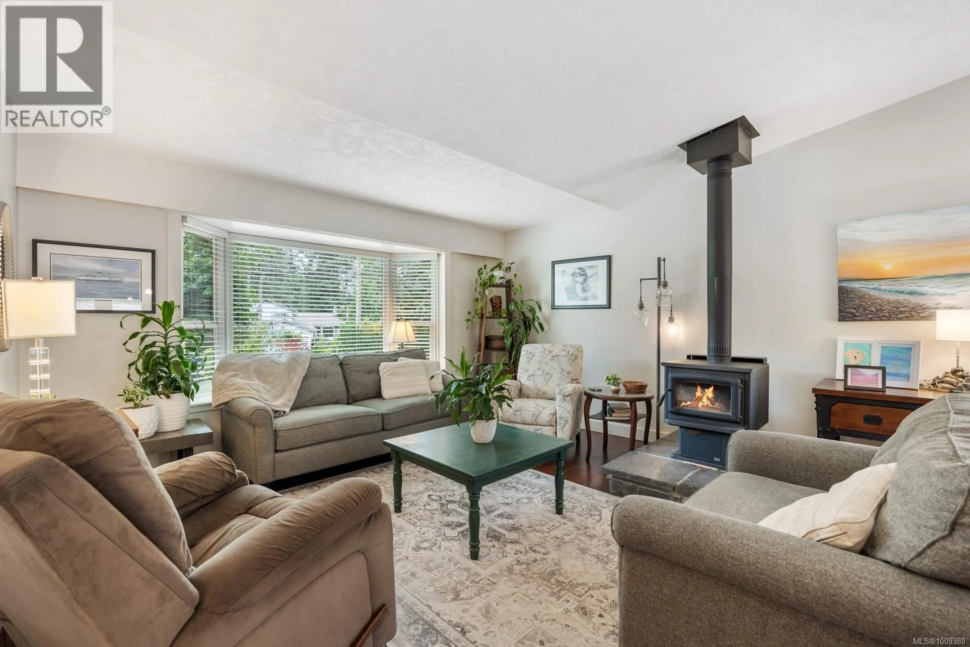 Living room with furniture, unknown for 8868 HENDERSON AVENUE, Black Creek British Columbia V9J1A6