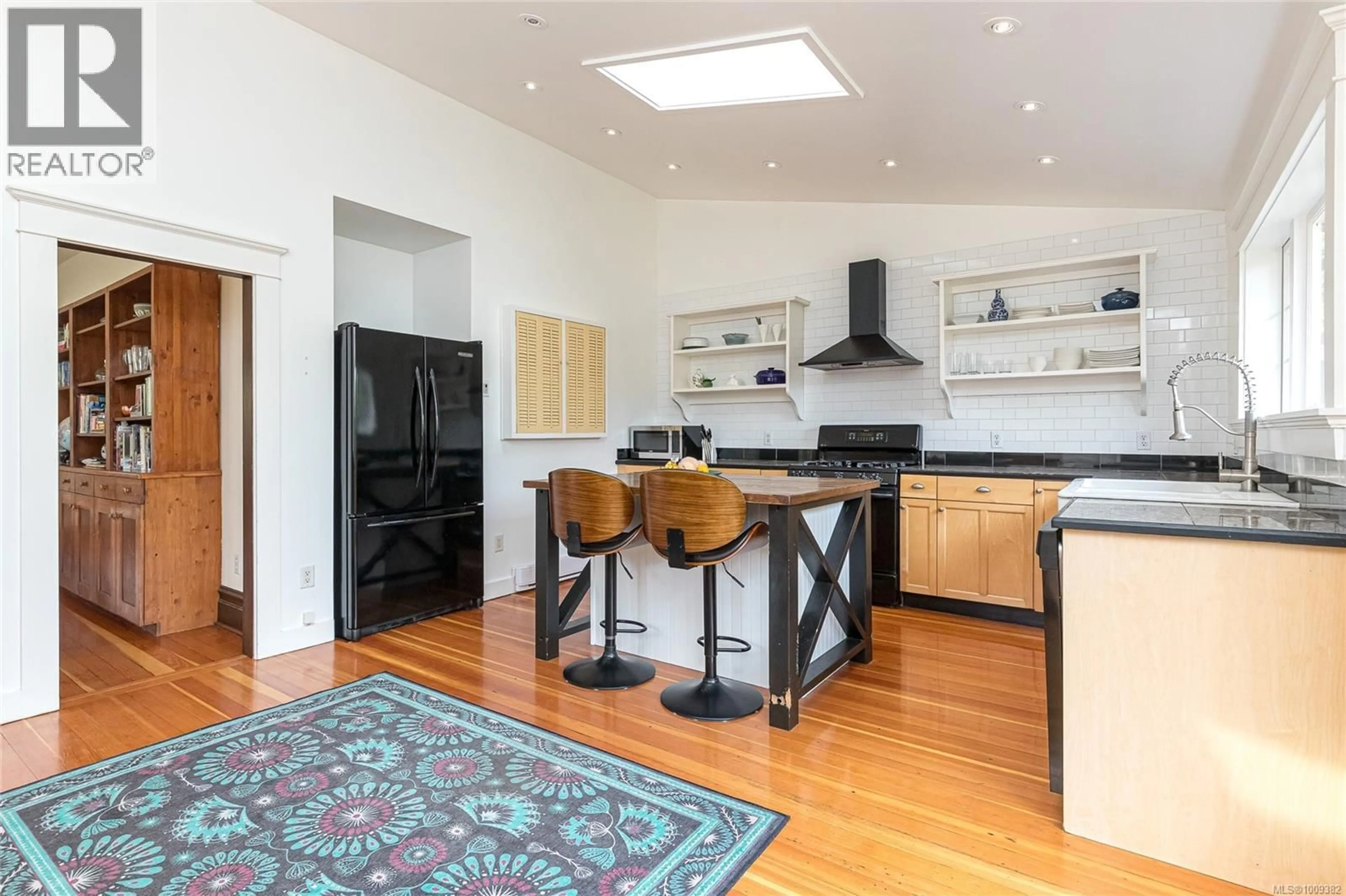 Open concept kitchen, wood/laminate floor for 625 HARBINGER AVENUE, Victoria British Columbia V8V4H9