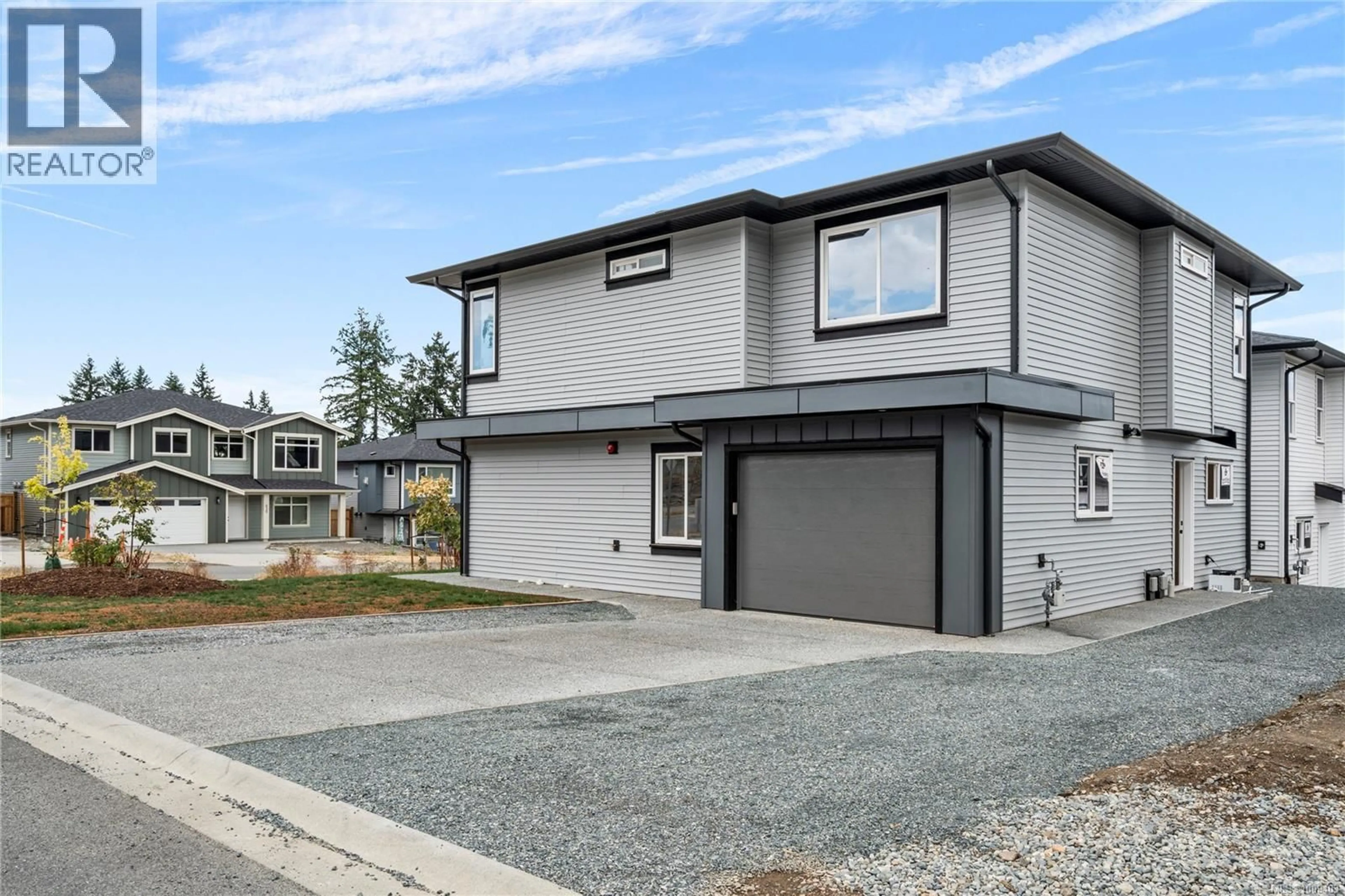 Home with vinyl exterior material, street for 631 EIGHTH STREET, Nanaimo British Columbia V9R6P1