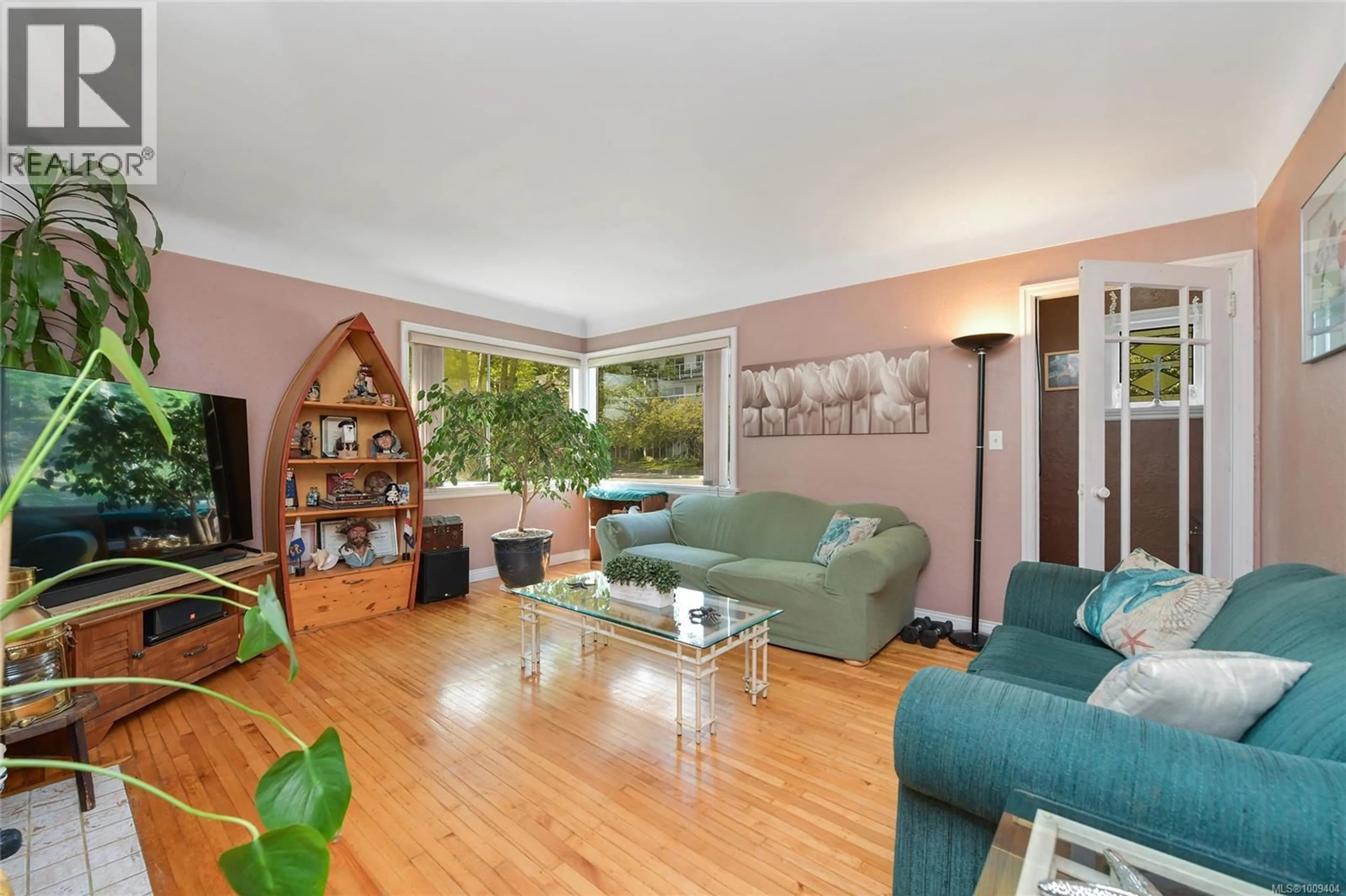Living room with furniture, wood/laminate floor for 1113 ESQUIMALT ROAD, Esquimalt British Columbia V9A3N5