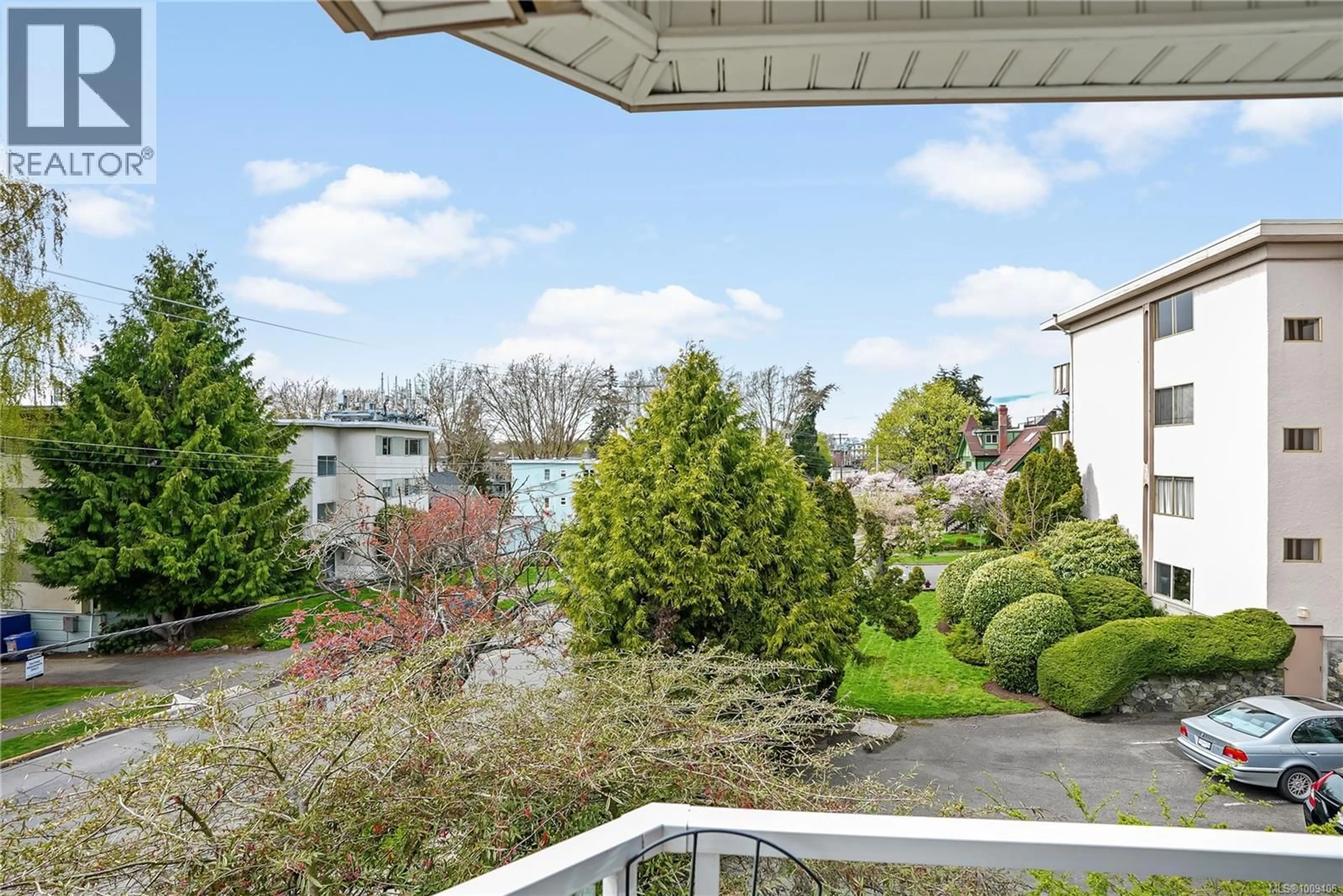 Patio, water/lake/river/ocean view for 203 - 1158 FAIRFIELD ROAD, Victoria British Columbia V8V3B1