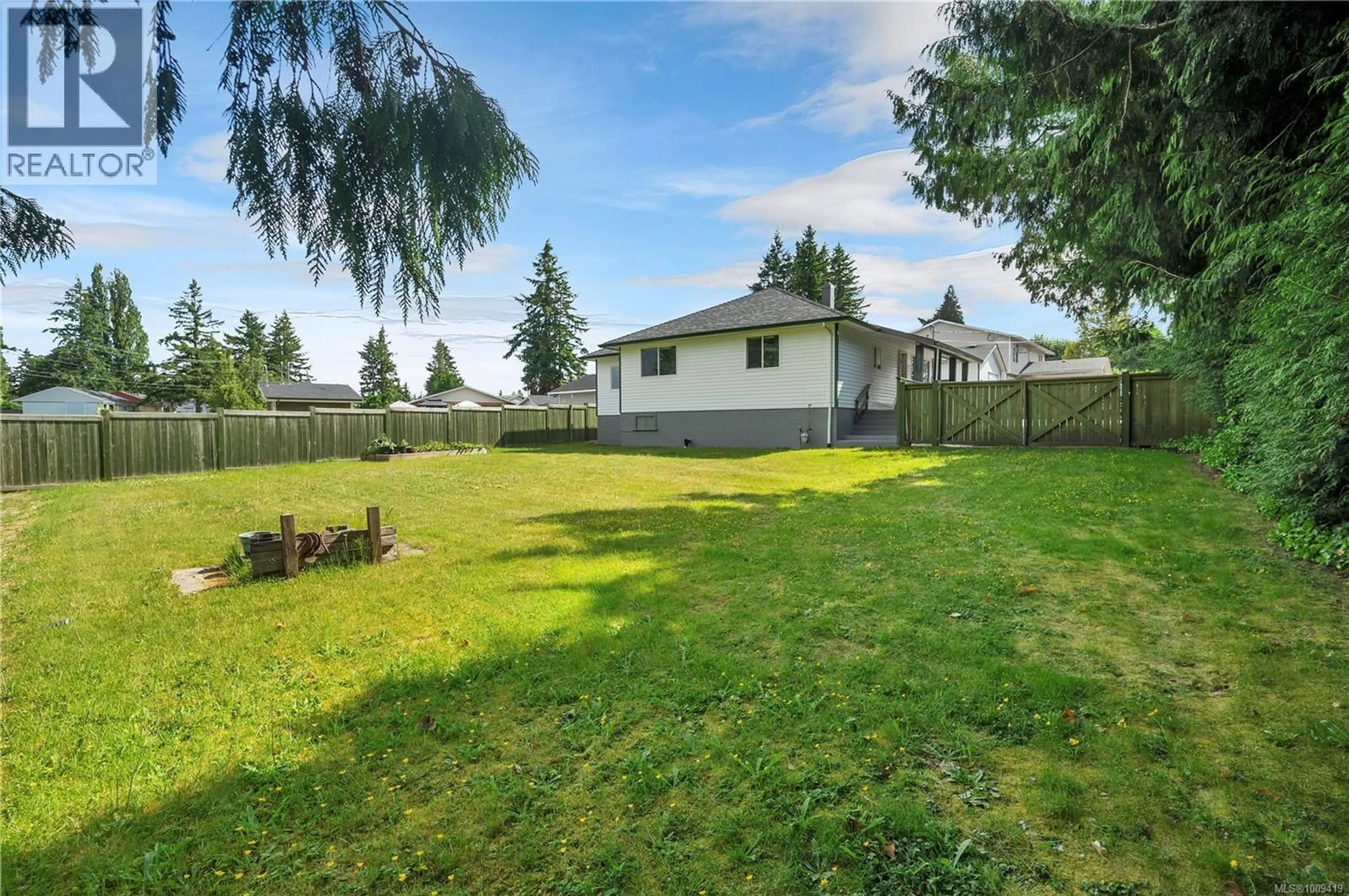 A pic from outside/outdoor area/front of a property/back of a property/a pic from drone, unknown for 760 EVERGREEN ROAD, Campbell River British Columbia V9W3R8