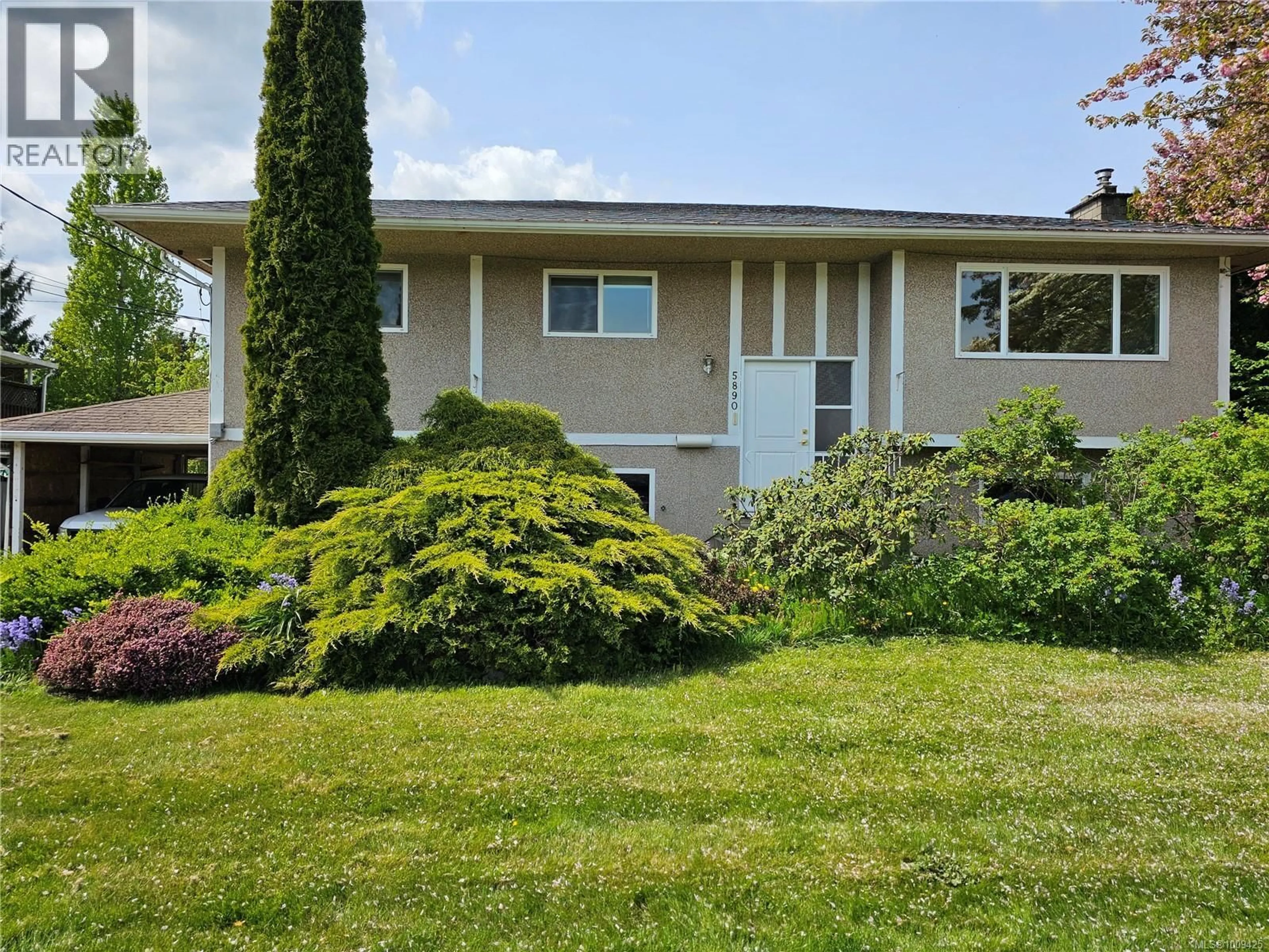 A pic from outside/outdoor area/front of a property/back of a property/a pic from drone, street for 5890 CHESTERFIELD AVENUE, Duncan British Columbia V9L3M7