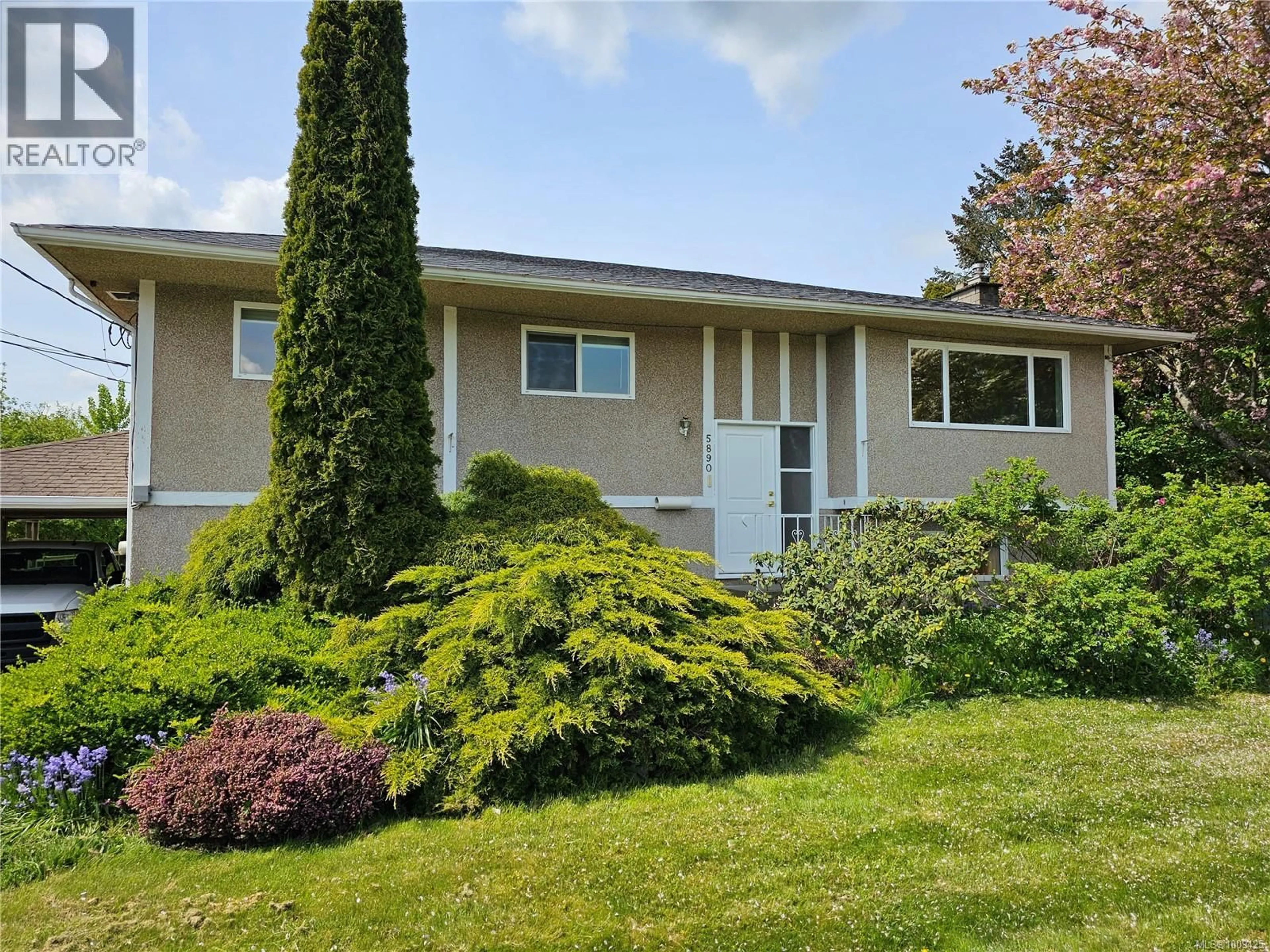 Home with vinyl exterior material, street for 5890 CHESTERFIELD AVENUE, Duncan British Columbia V9L3M7