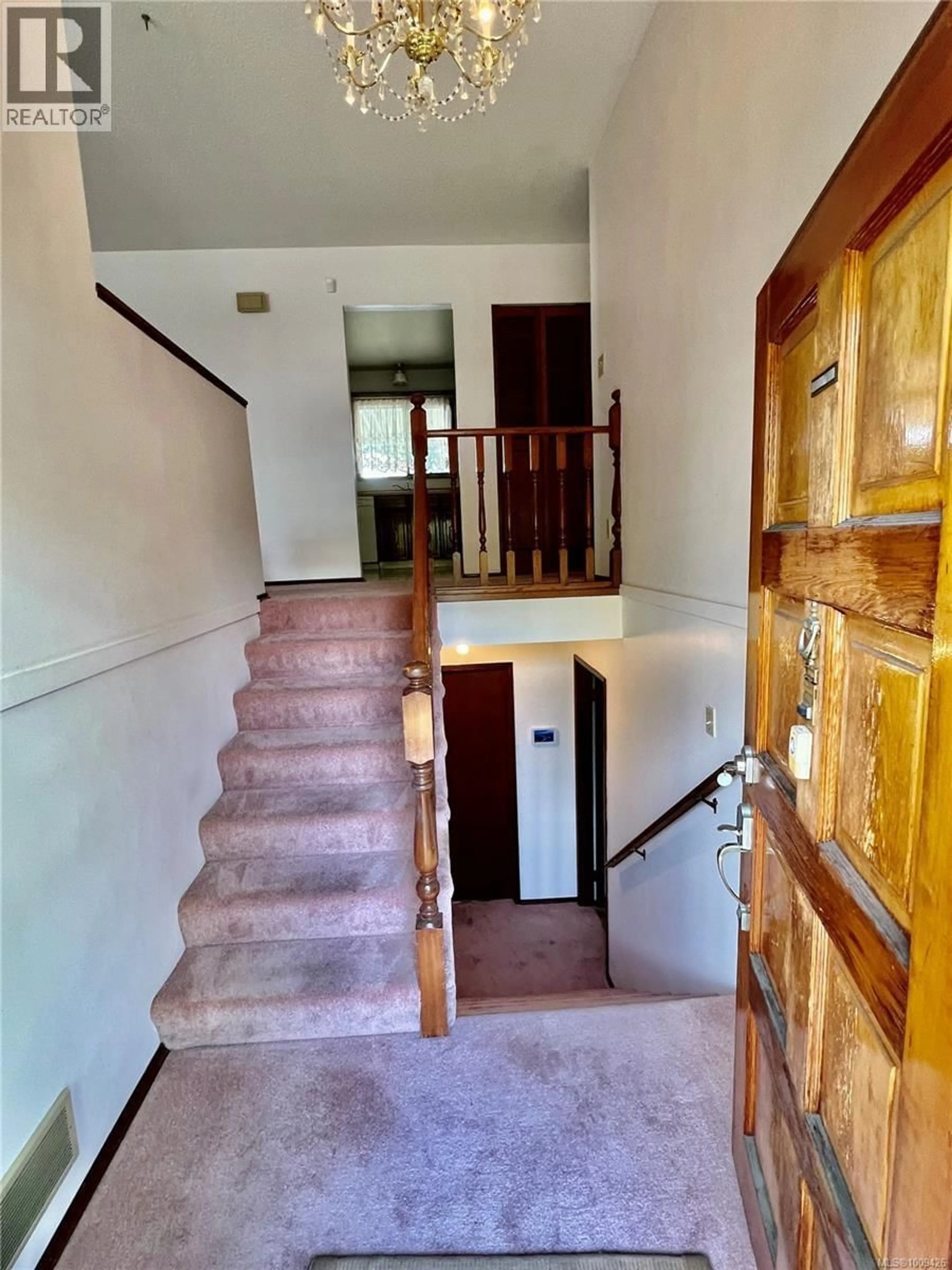 Indoor foyer for 1734 FELTHAM ROAD, Saanich British Columbia V8N2A3