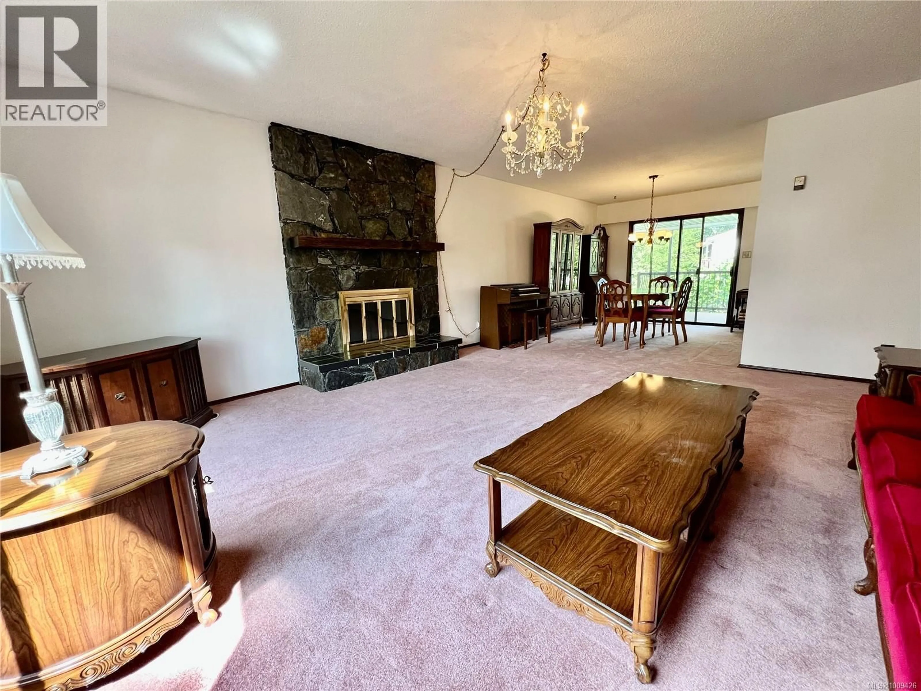 Living room with furniture, unknown for 1734 FELTHAM ROAD, Saanich British Columbia V8N2A3