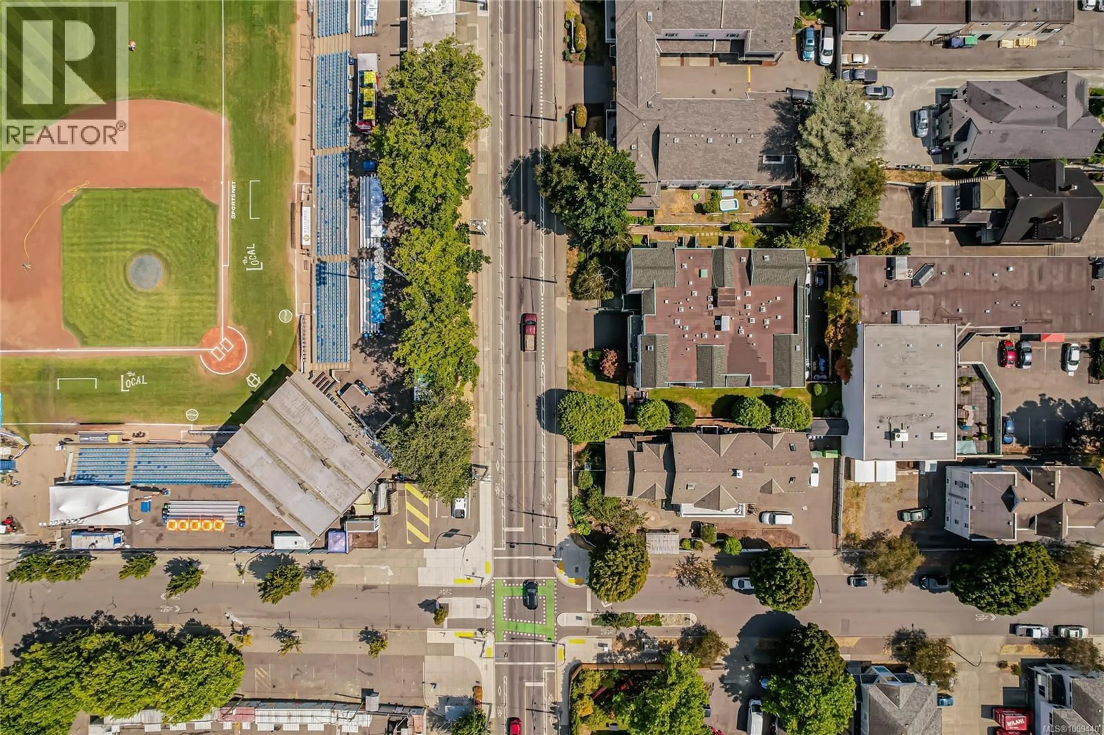 A pic from outside/outdoor area/front of a property/back of a property/a pic from drone, street for 202 - 1007 CALEDONIA AVENUE, Victoria British Columbia V8T1E7