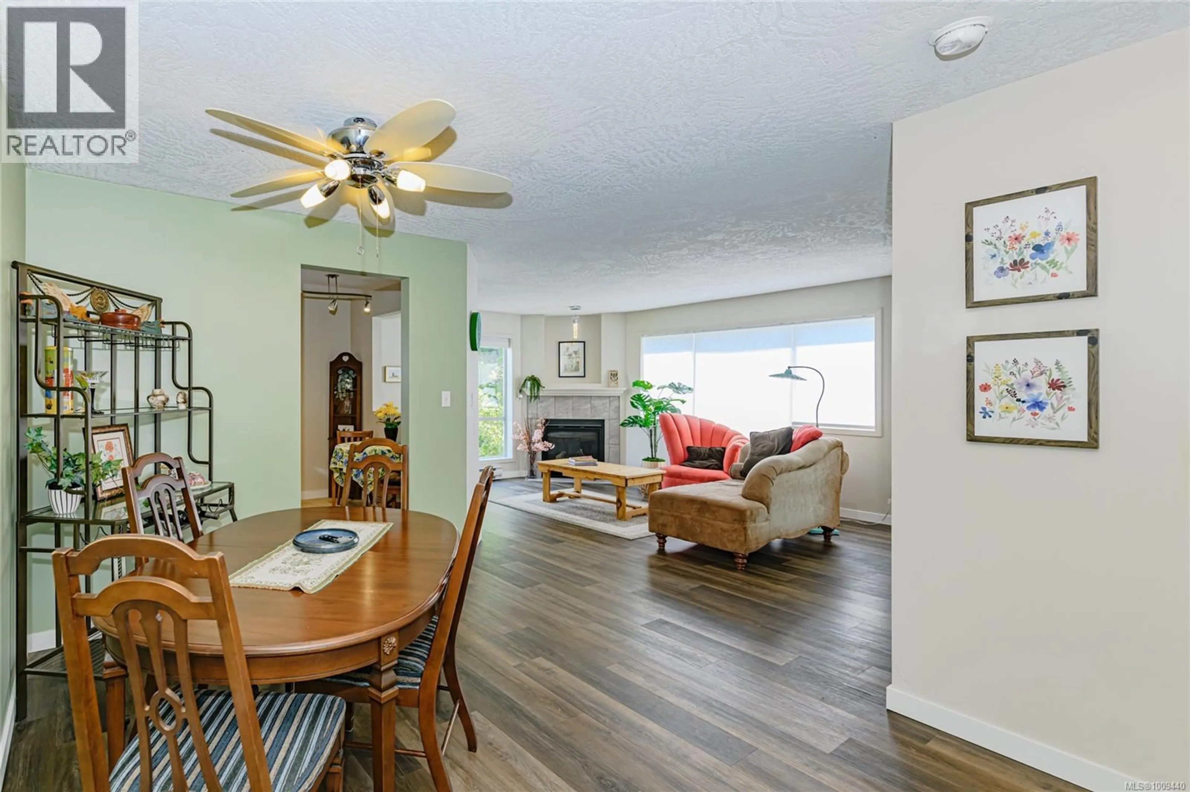 Living room with furniture, wood/laminate floor for 202 - 1007 CALEDONIA AVENUE, Victoria British Columbia V8T1E7