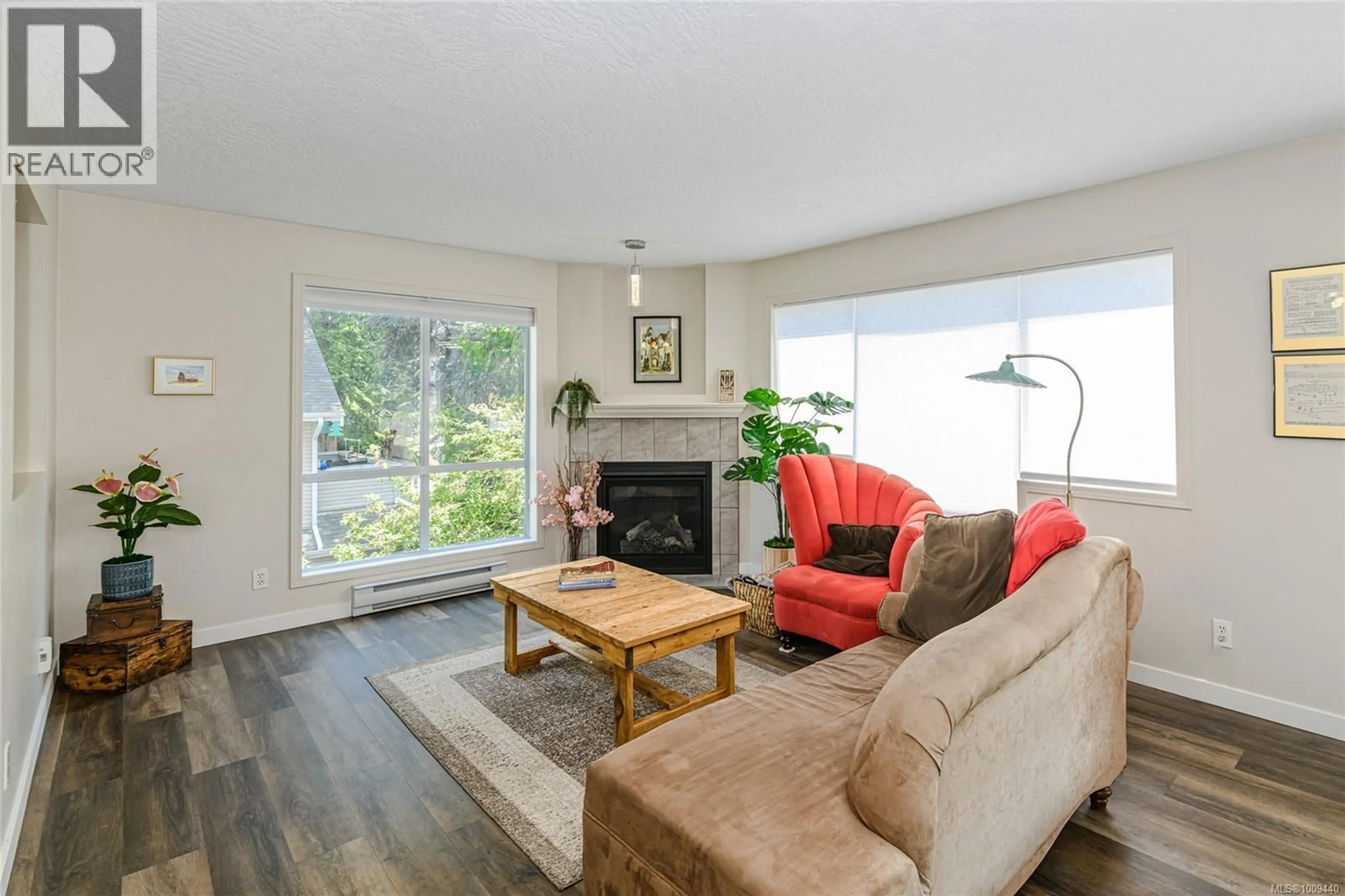 Living room with furniture, wood/laminate floor for 202 - 1007 CALEDONIA AVENUE, Victoria British Columbia V8T1E7