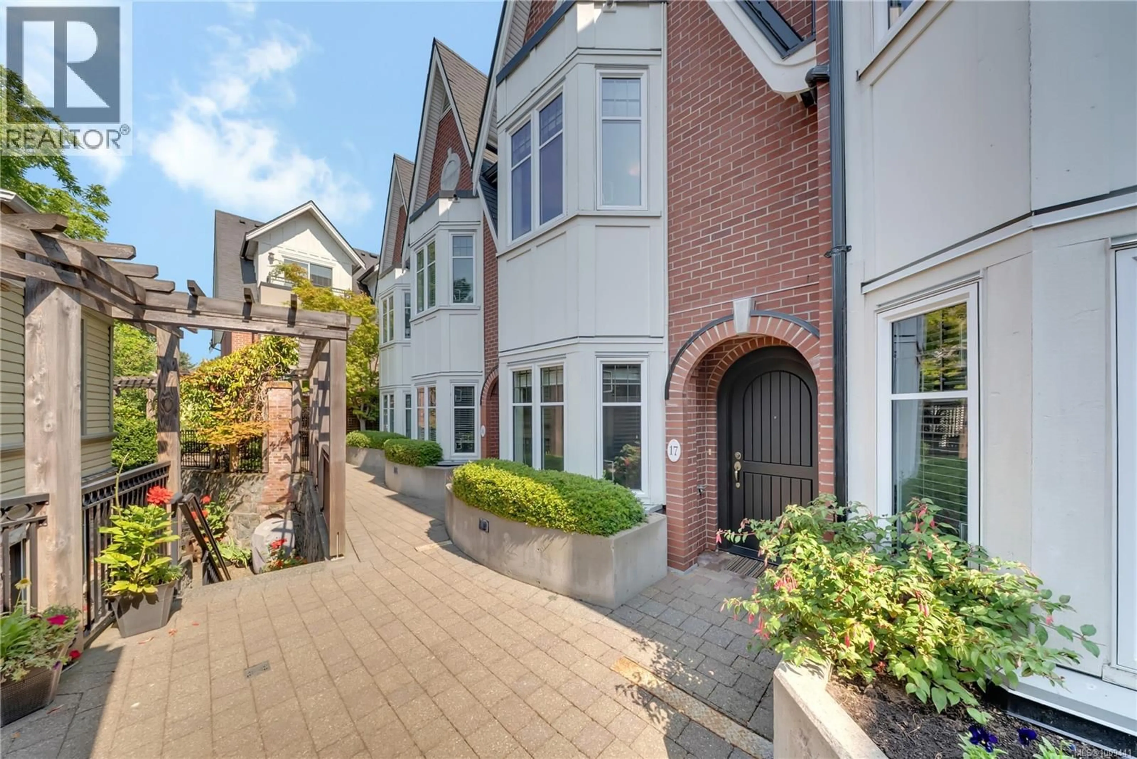Home with brick exterior material, street for 17 - 675 SUPERIOR STREET, Victoria British Columbia V8V1V1