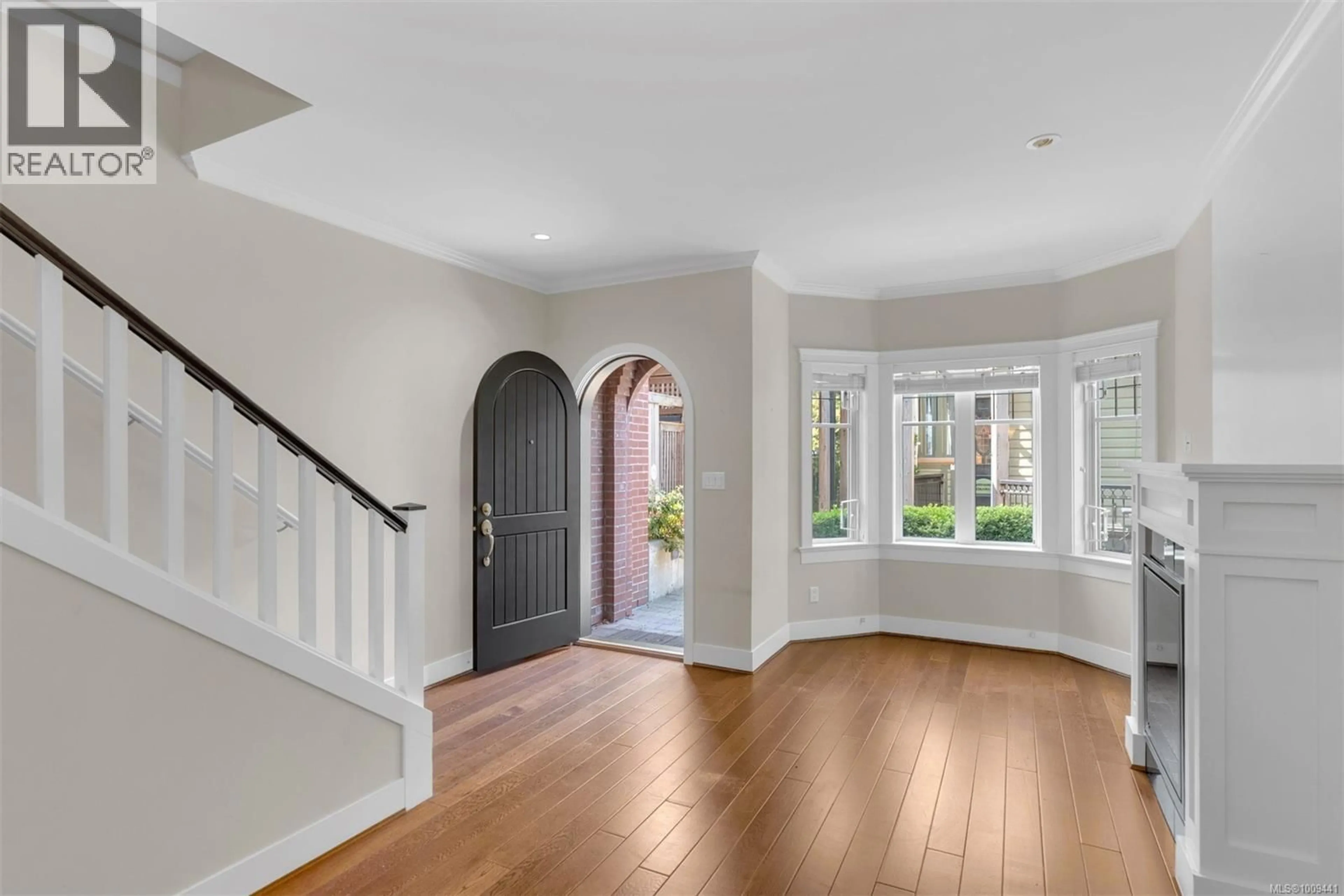 Indoor entryway for 17 - 675 SUPERIOR STREET, Victoria British Columbia V8V1V1