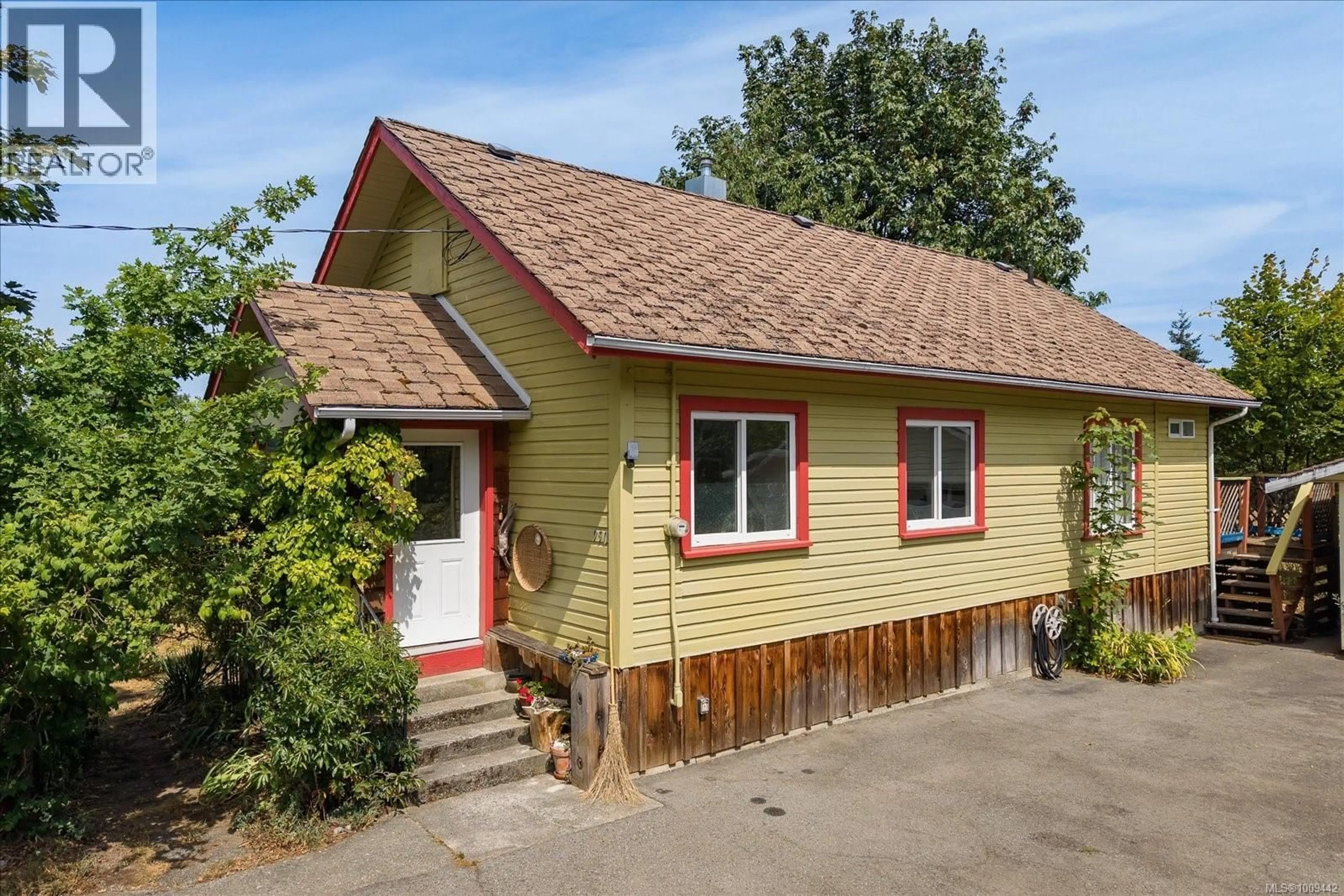 Home with vinyl exterior material, street for 950 BRUCE AVENUE, Nanaimo British Columbia V9R4A3