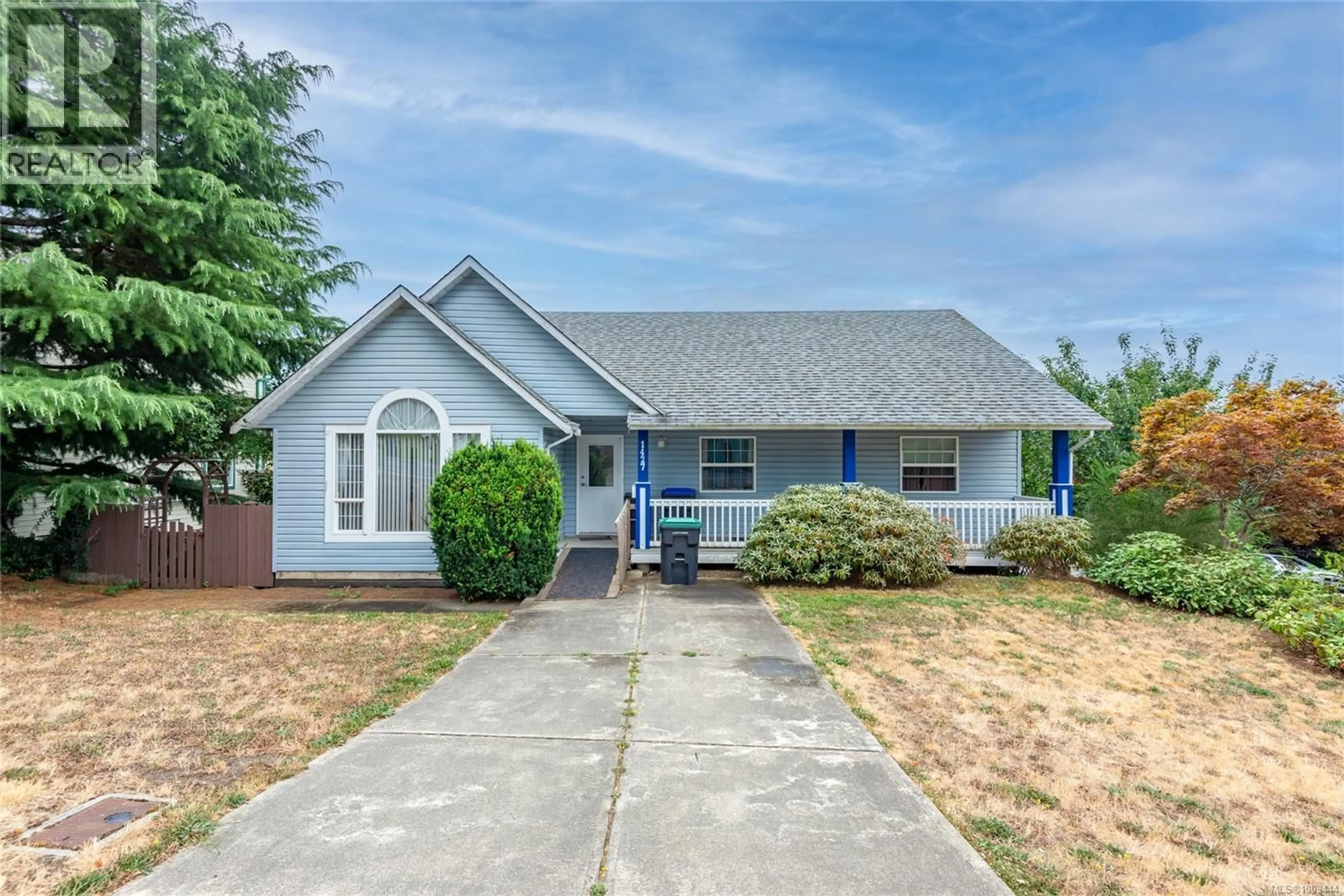 Home with vinyl exterior material, street for 1427 NOEL AVENUE, Comox British Columbia V9M3H8
