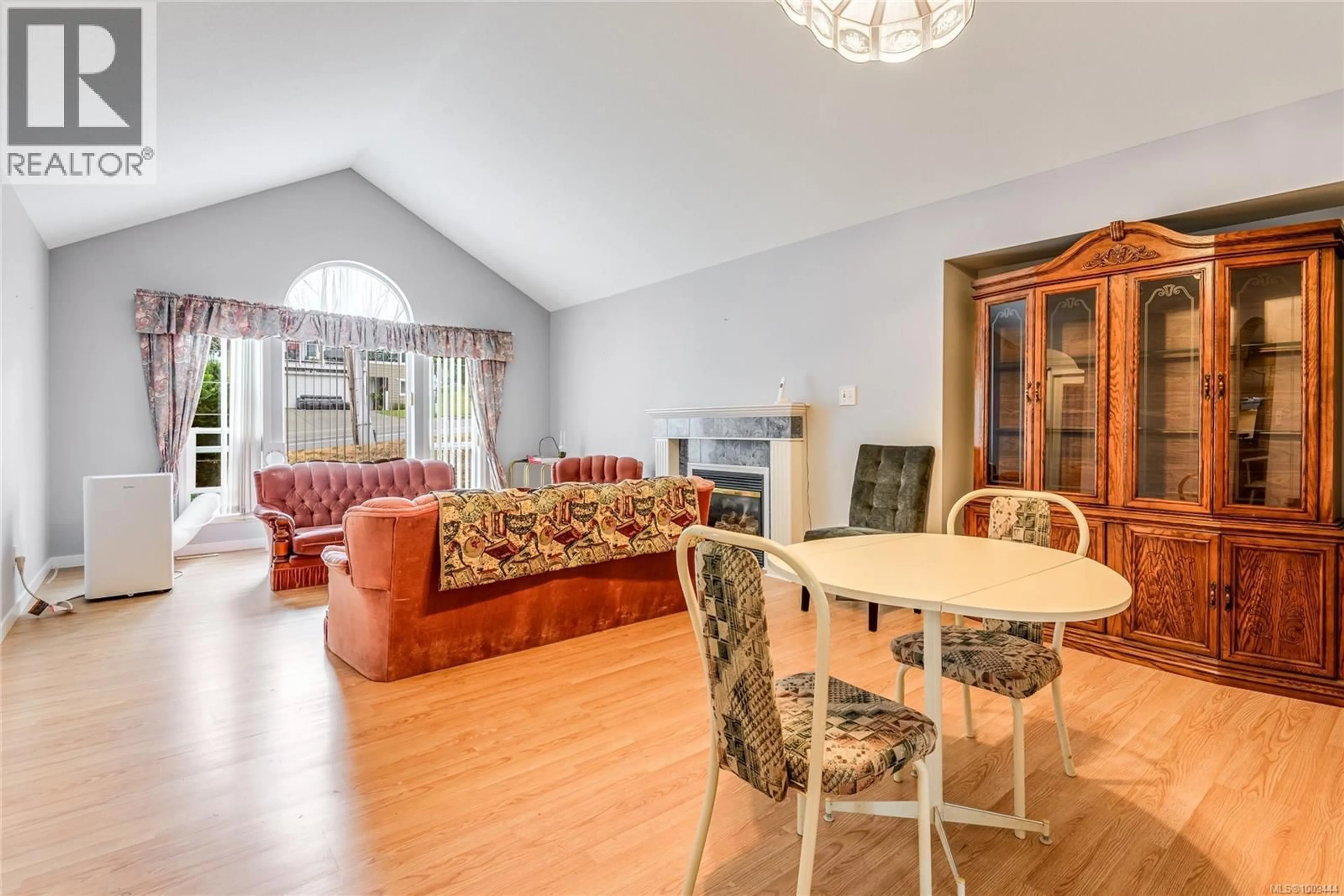 Living room with furniture, wood/laminate floor for 1427 NOEL AVENUE, Comox British Columbia V9M3H8