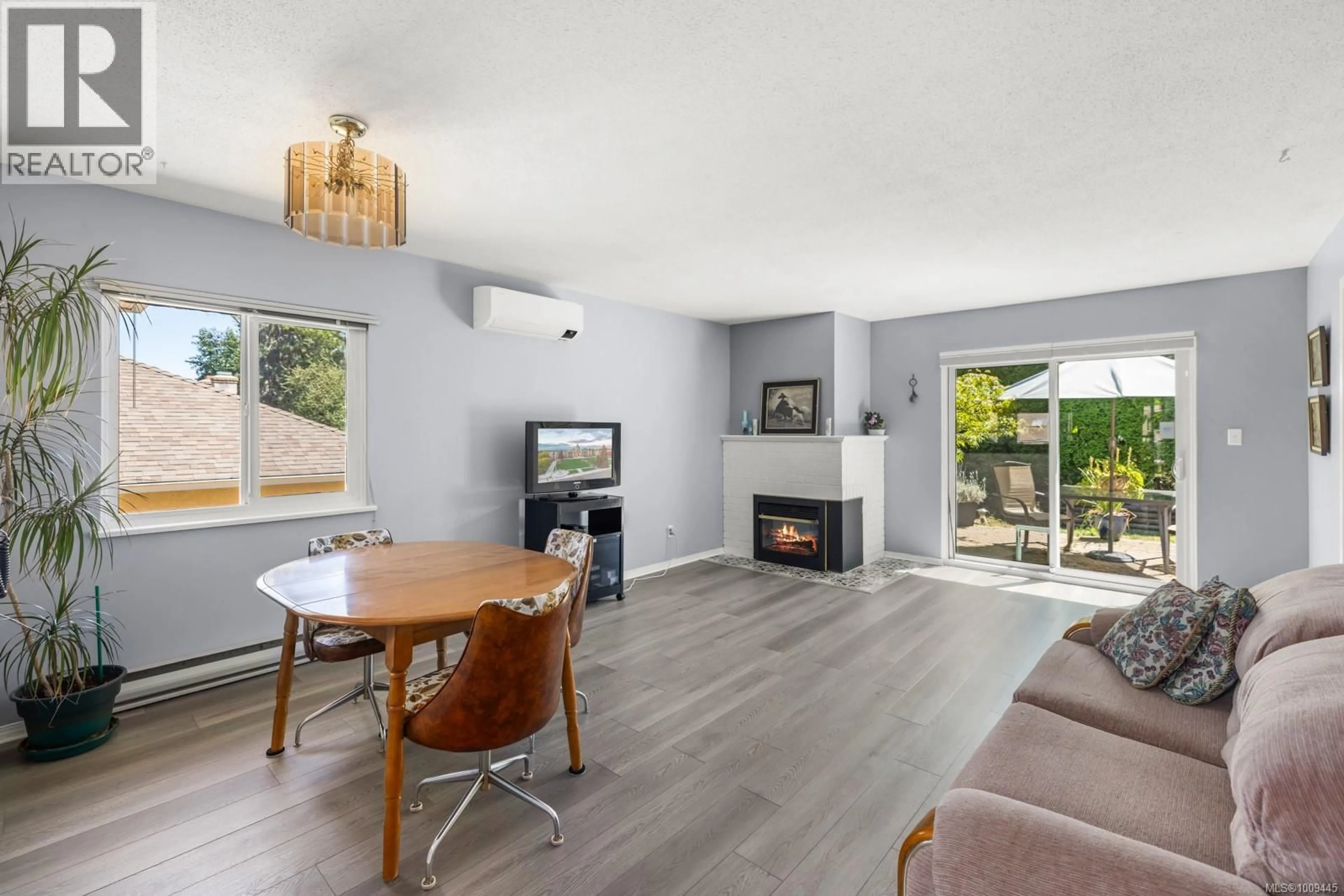 Living room with furniture, wood/laminate floor for 17 - 4120 INTERURBAN ROAD, Saanich British Columbia V8Z6W7