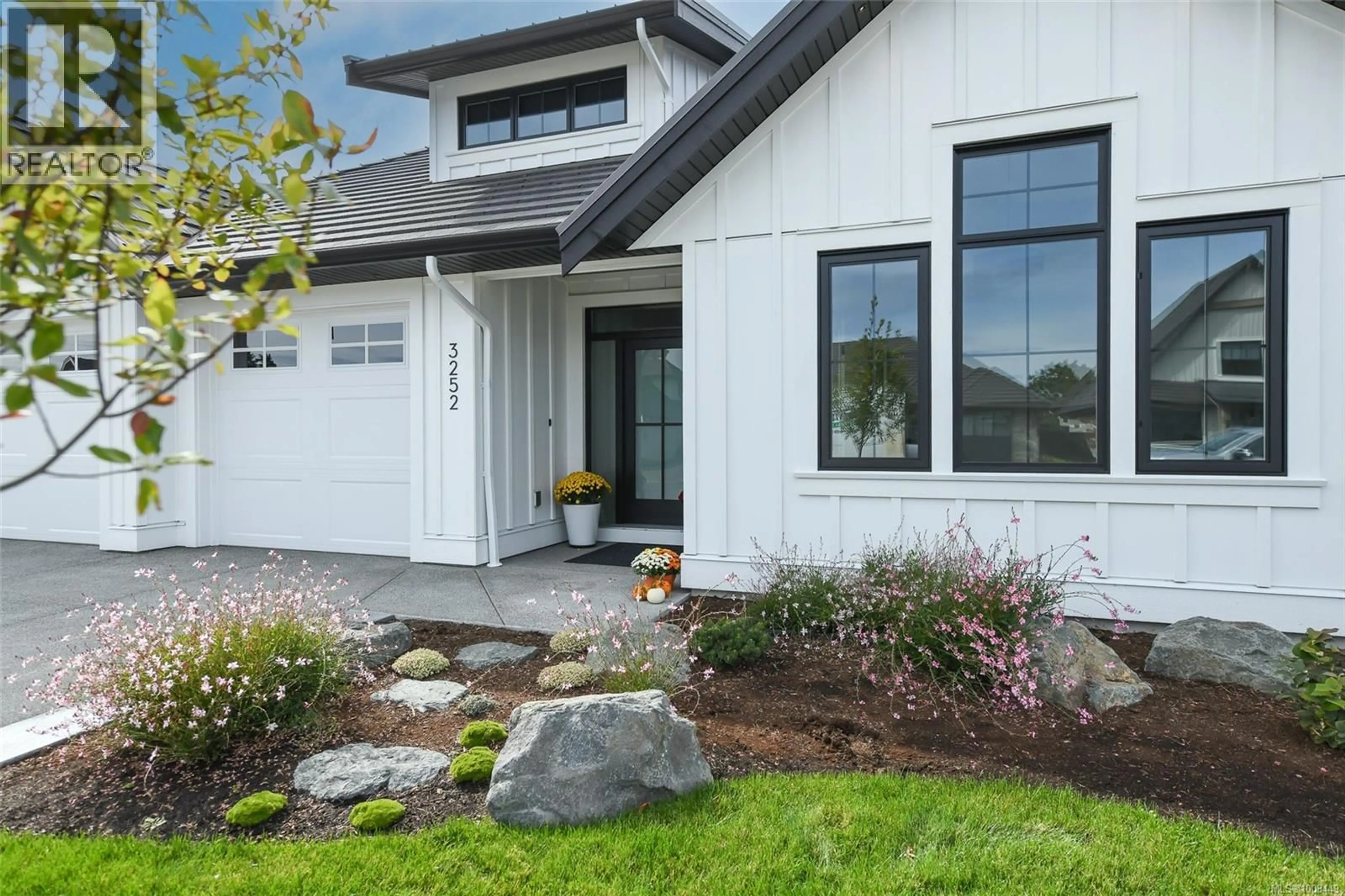 Home with vinyl exterior material, street for 3252 WINCHESTER AVENUE, Courtenay British Columbia V9N0H6