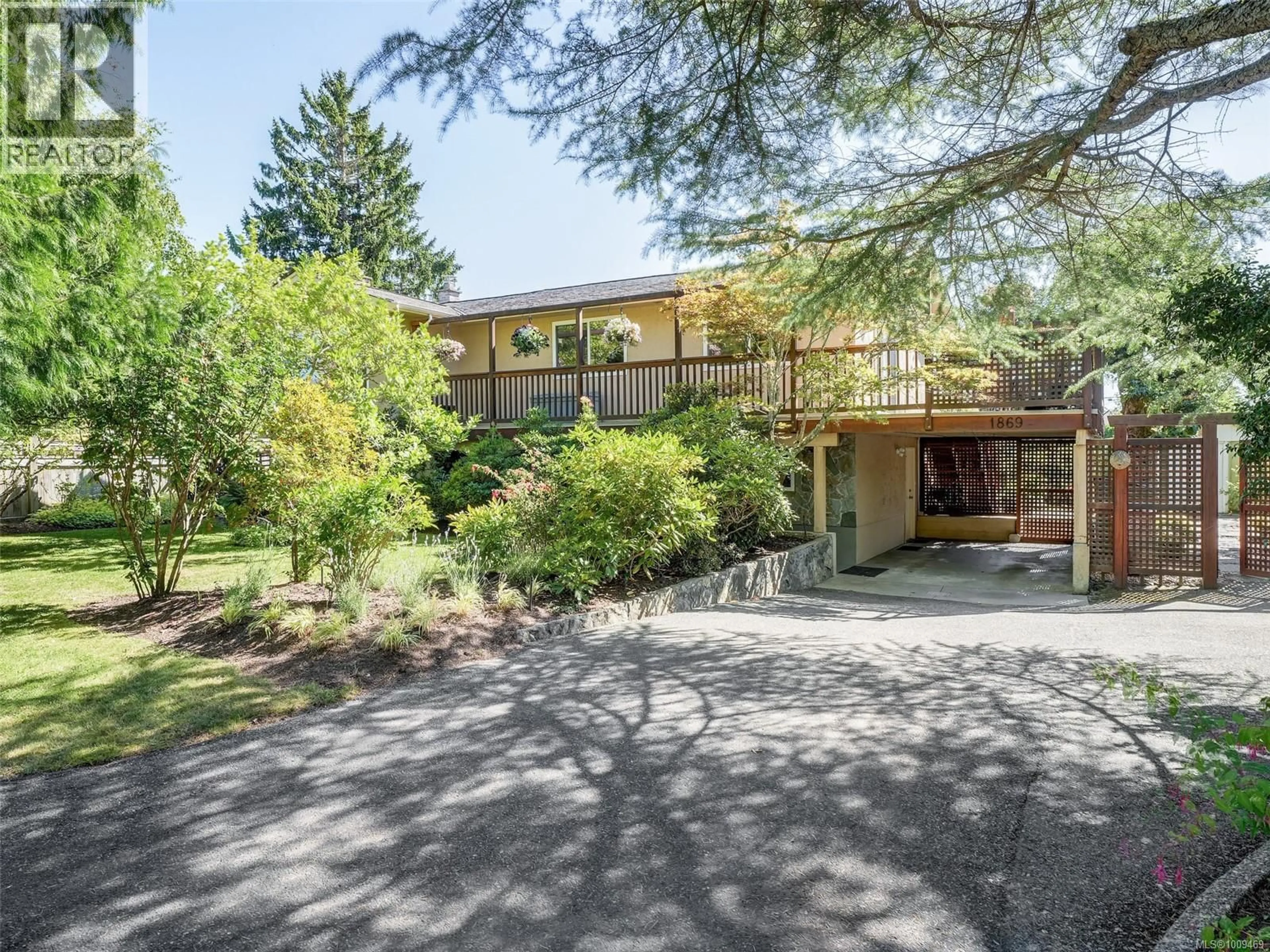 A pic from outside/outdoor area/front of a property/back of a property/a pic from drone, street for 1869 PENSHURST ROAD, Saanich British Columbia V8N2P2