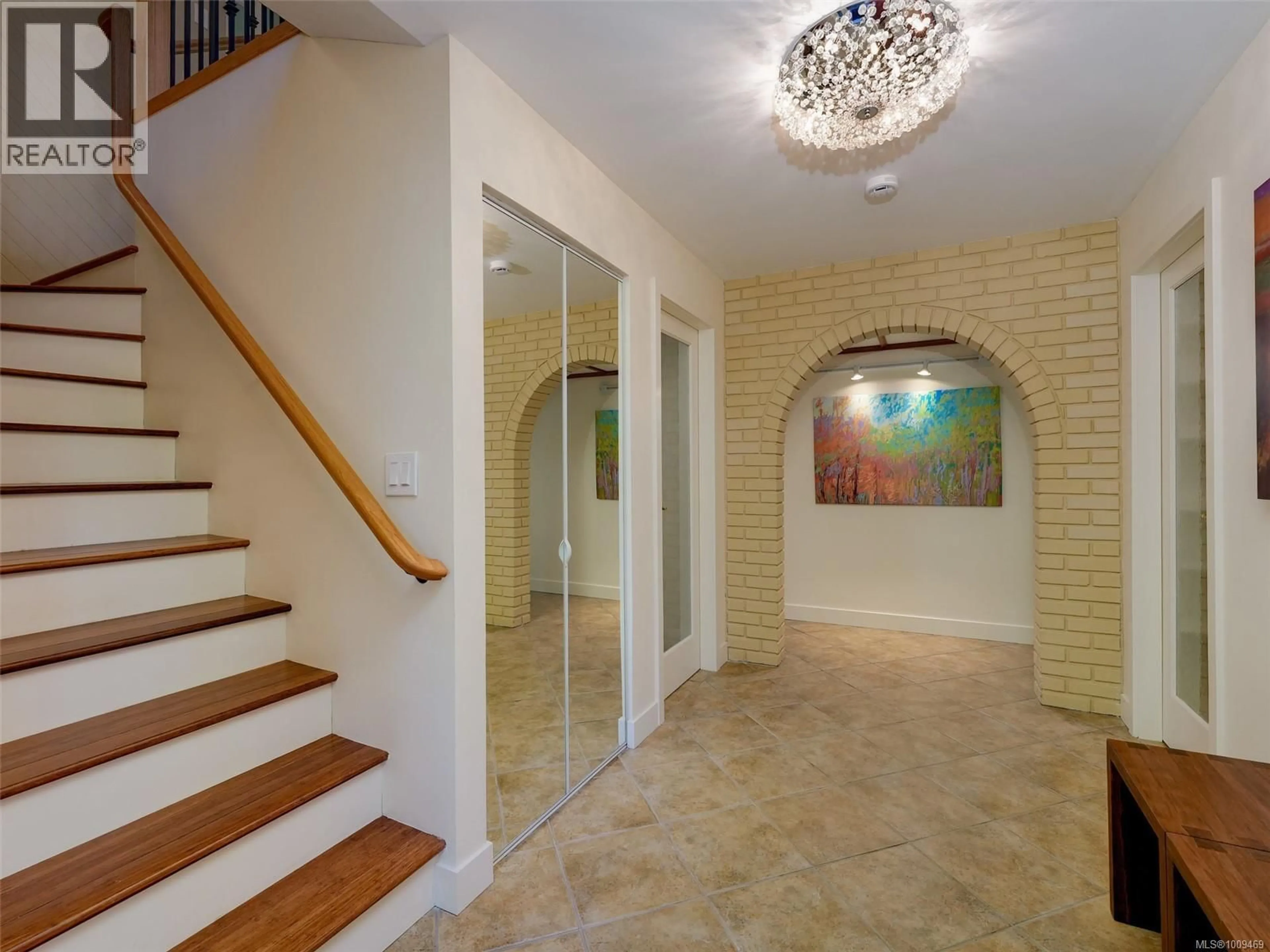 Indoor foyer for 1869 PENSHURST ROAD, Saanich British Columbia V8N2P2
