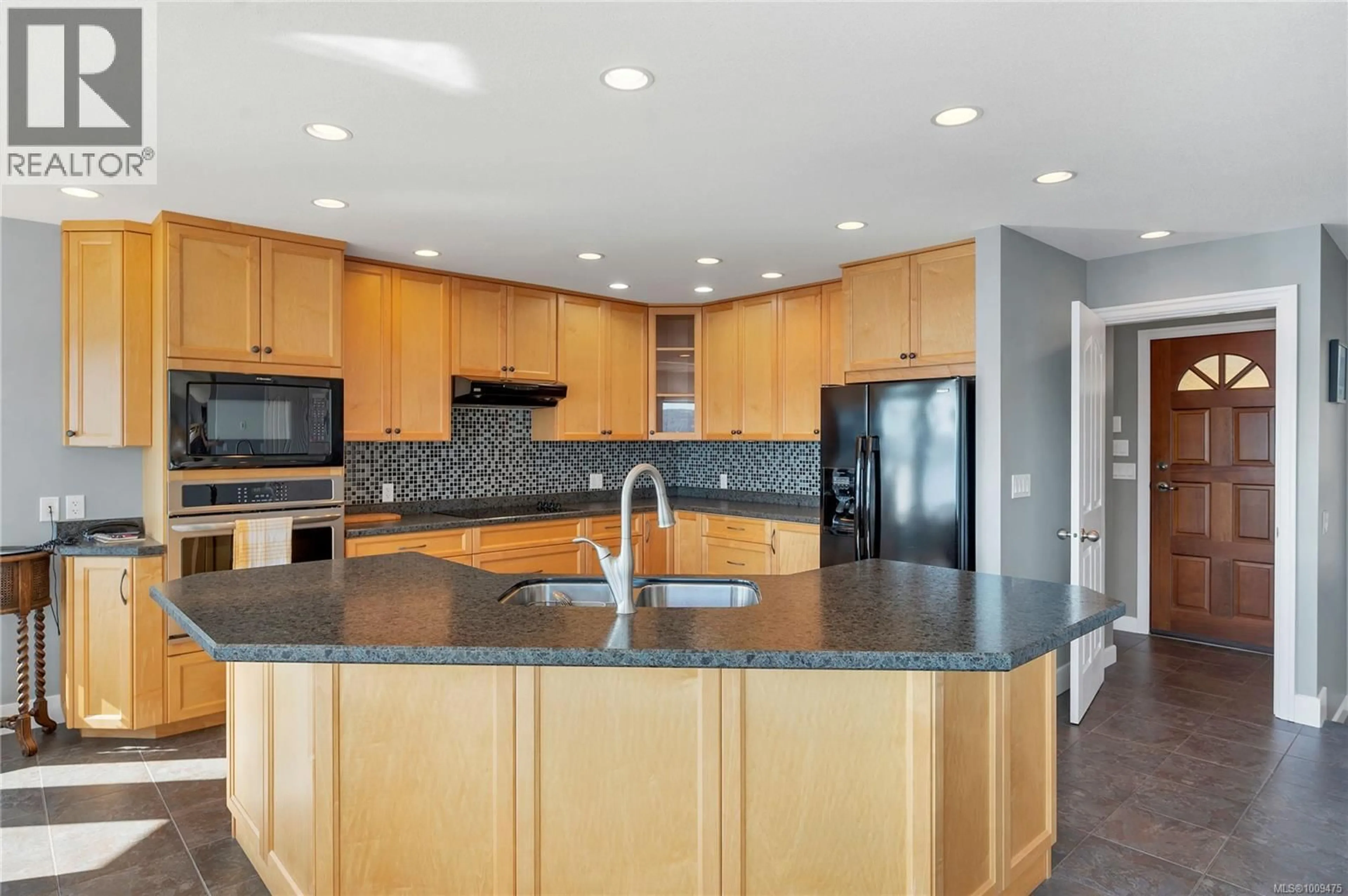 Open concept kitchen, ceramic/tile floor for 4255 DISCOVERY DRIVE, Campbell River British Columbia V9W4X9
