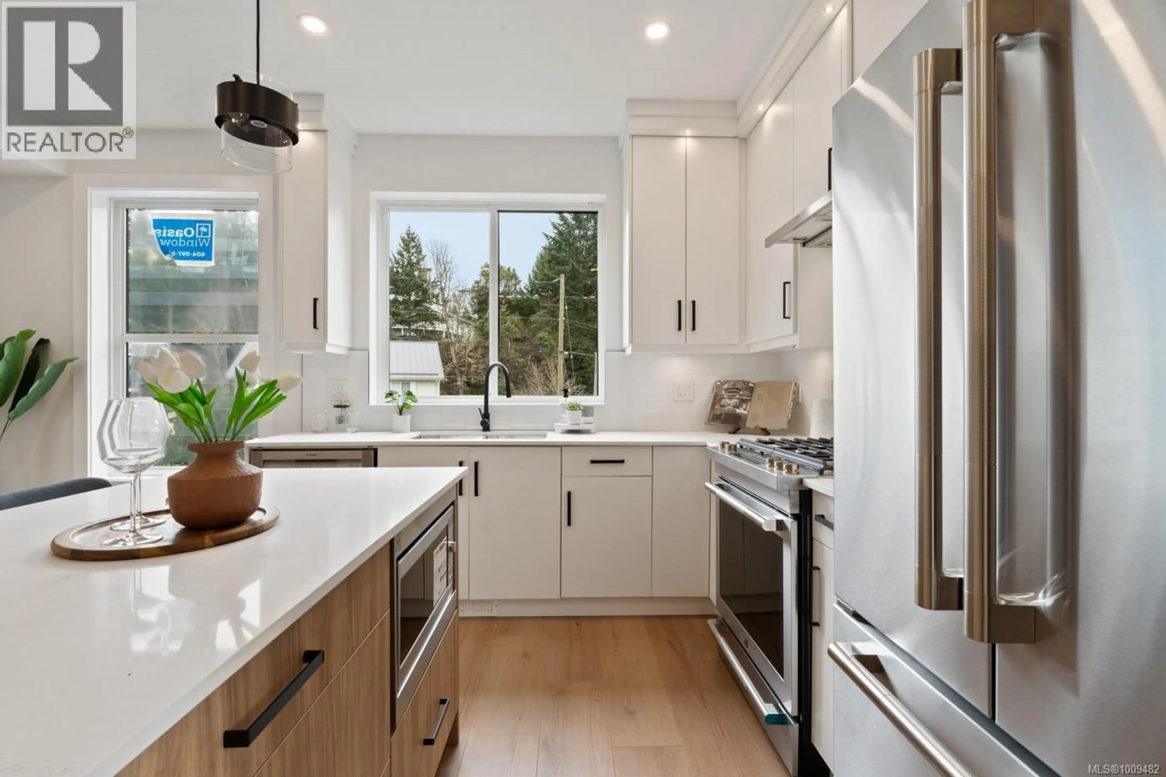 Contemporary kitchen, unknown for 557 BELFORD PLACE, Langford British Columbia V9B6C1