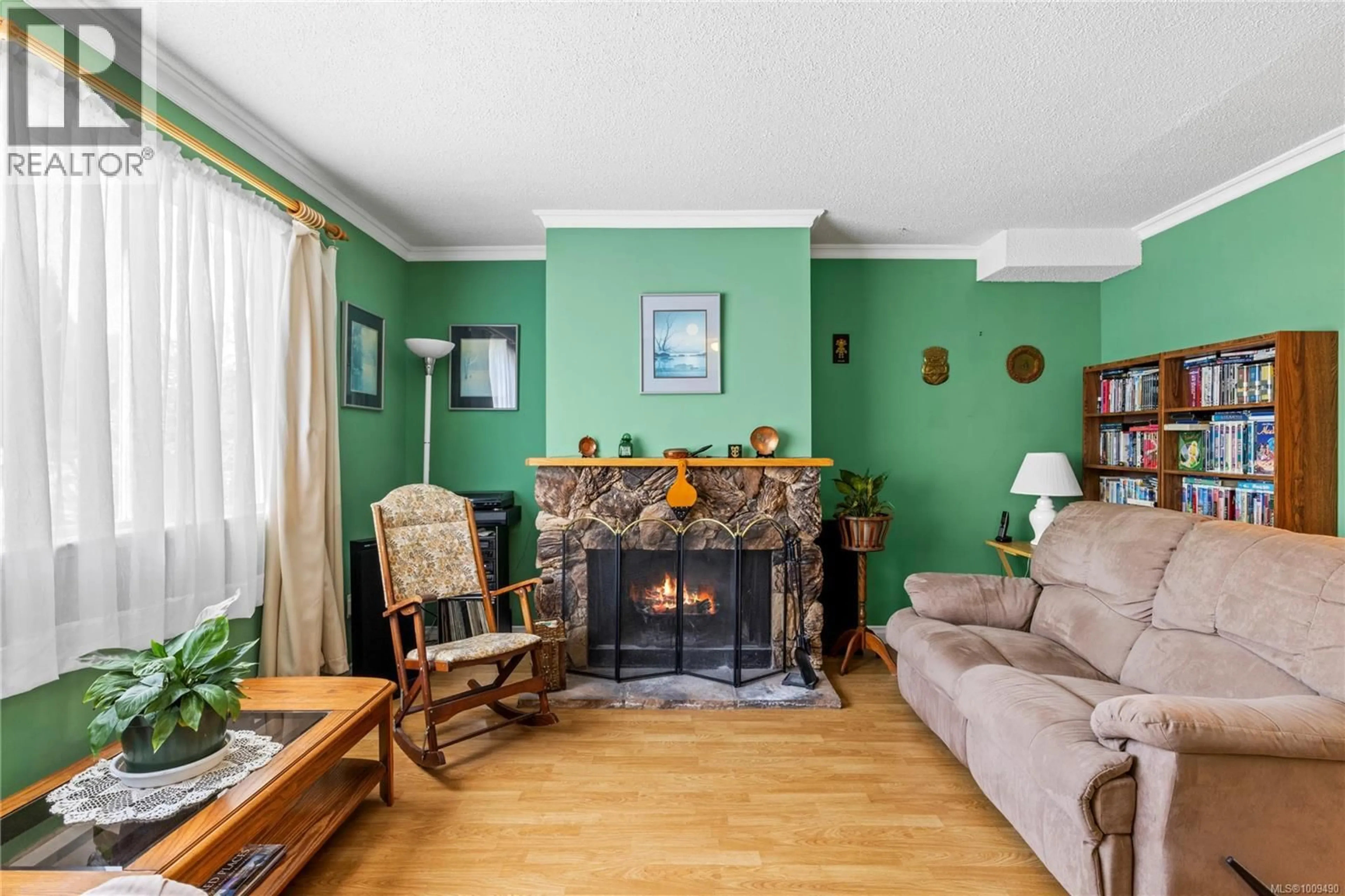 Living room with furniture, wood/laminate floor for 1624 FULLER STREET, Nanaimo British Columbia V9L5R4