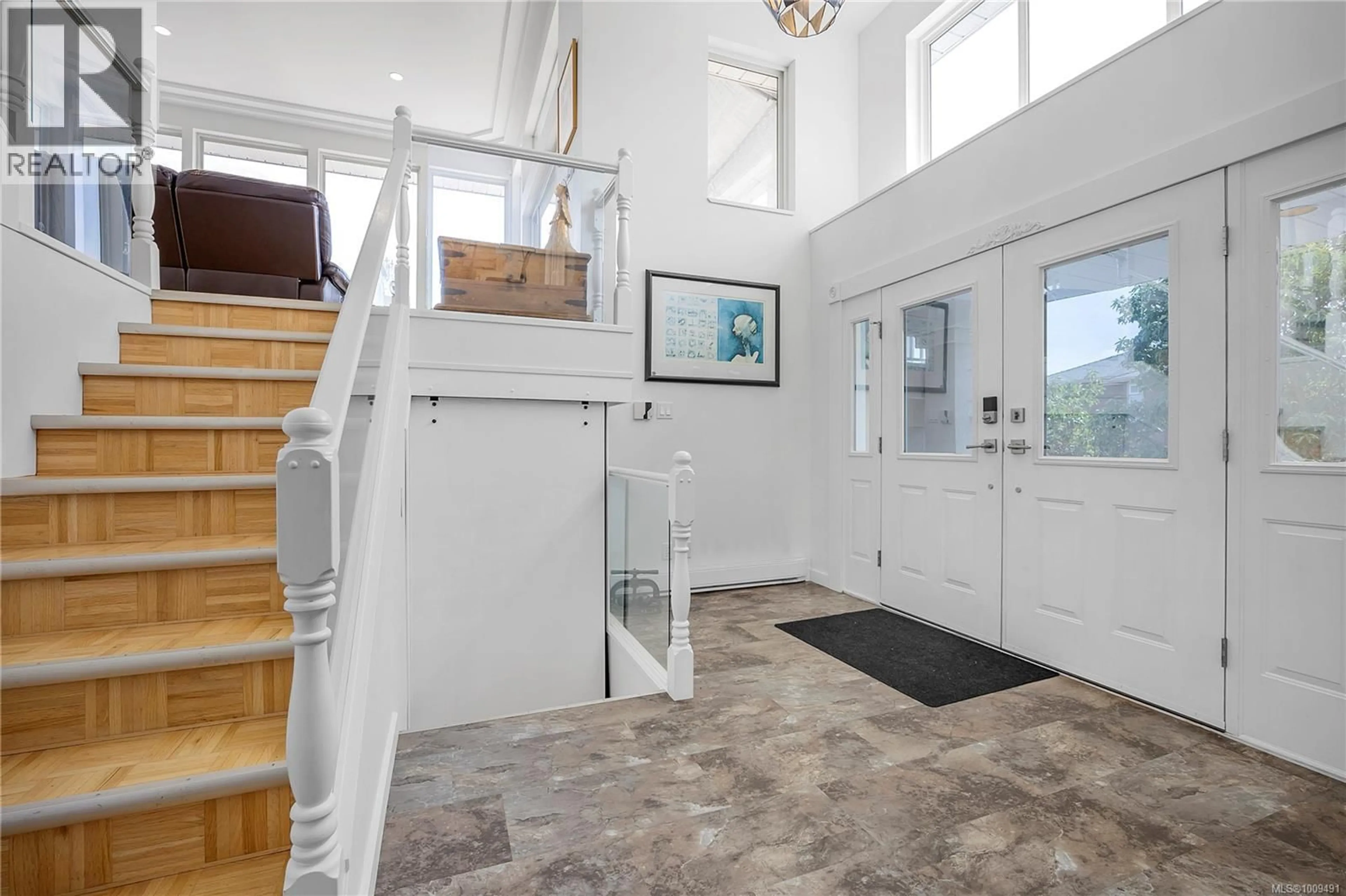 Indoor foyer for 250 CANTERBURY CRESCENT, Nanaimo British Columbia V9T4S4