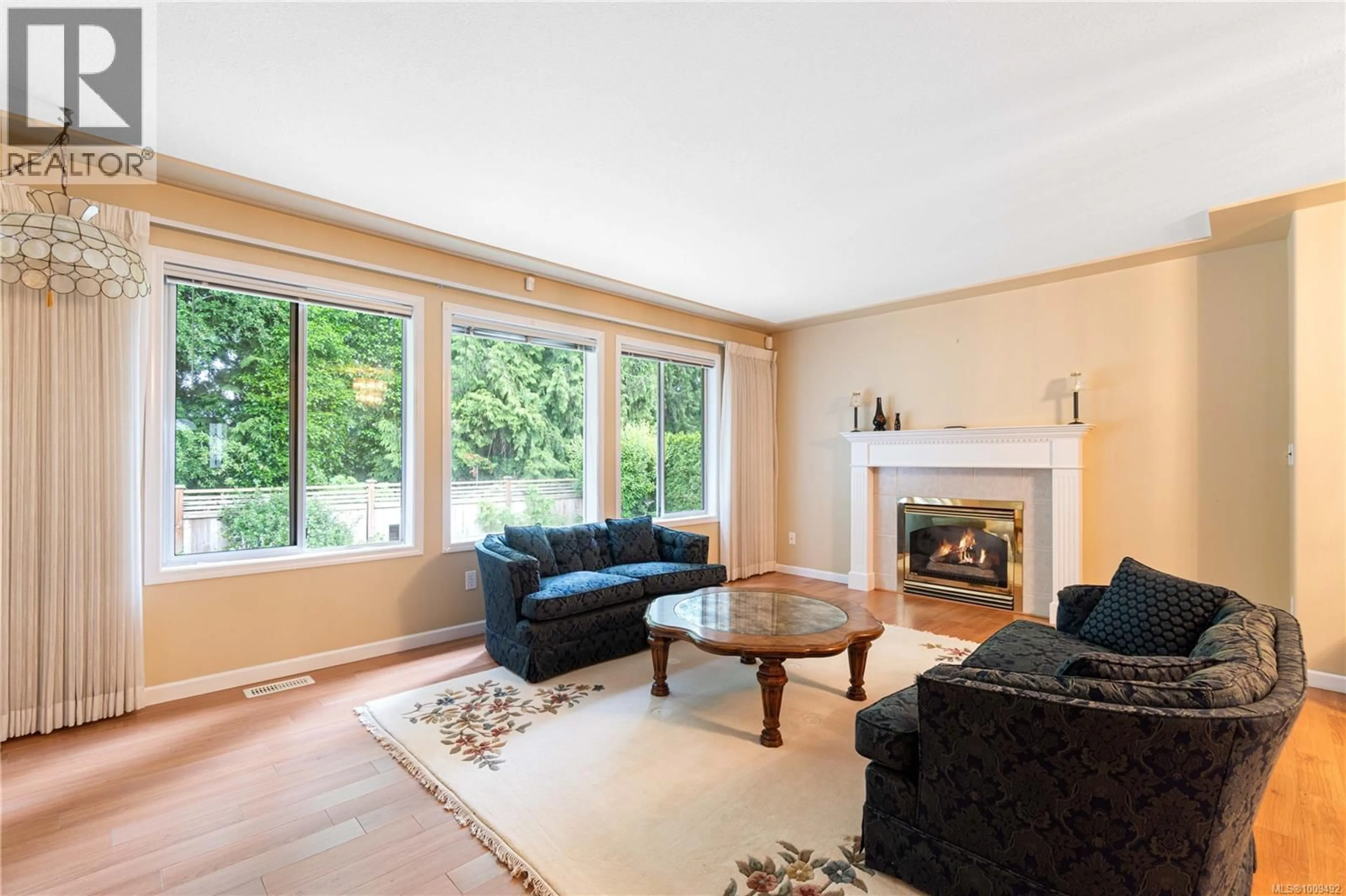 Living room with furniture, unknown for 515 SEAWARD WAY, Qualicum Beach British Columbia V9K1T8