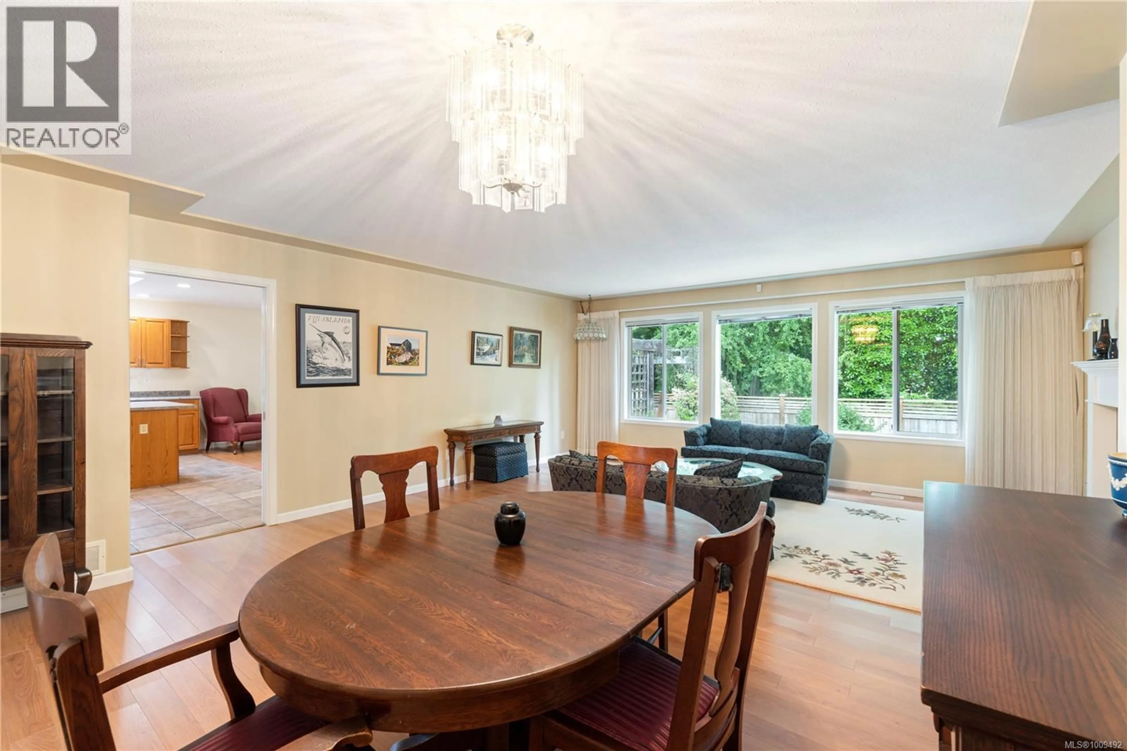 Dining room, wood/laminate floor for 515 SEAWARD WAY, Qualicum Beach British Columbia V9K1T8