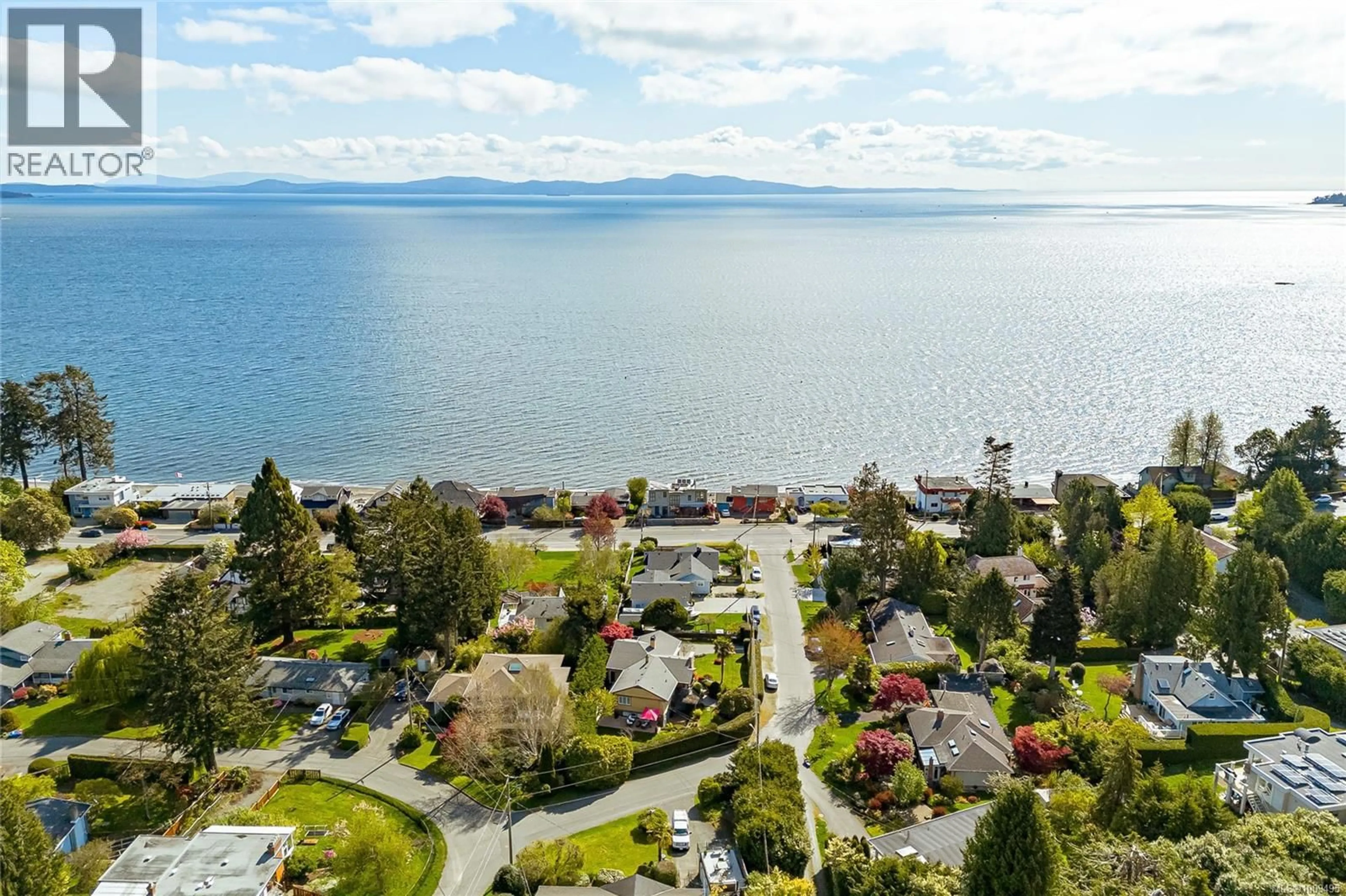 A pic from outside/outdoor area/front of a property/back of a property/a pic from drone, water/lake/river/ocean view for 986 GLORIA PLACE, Saanich British Columbia V8Y1L3