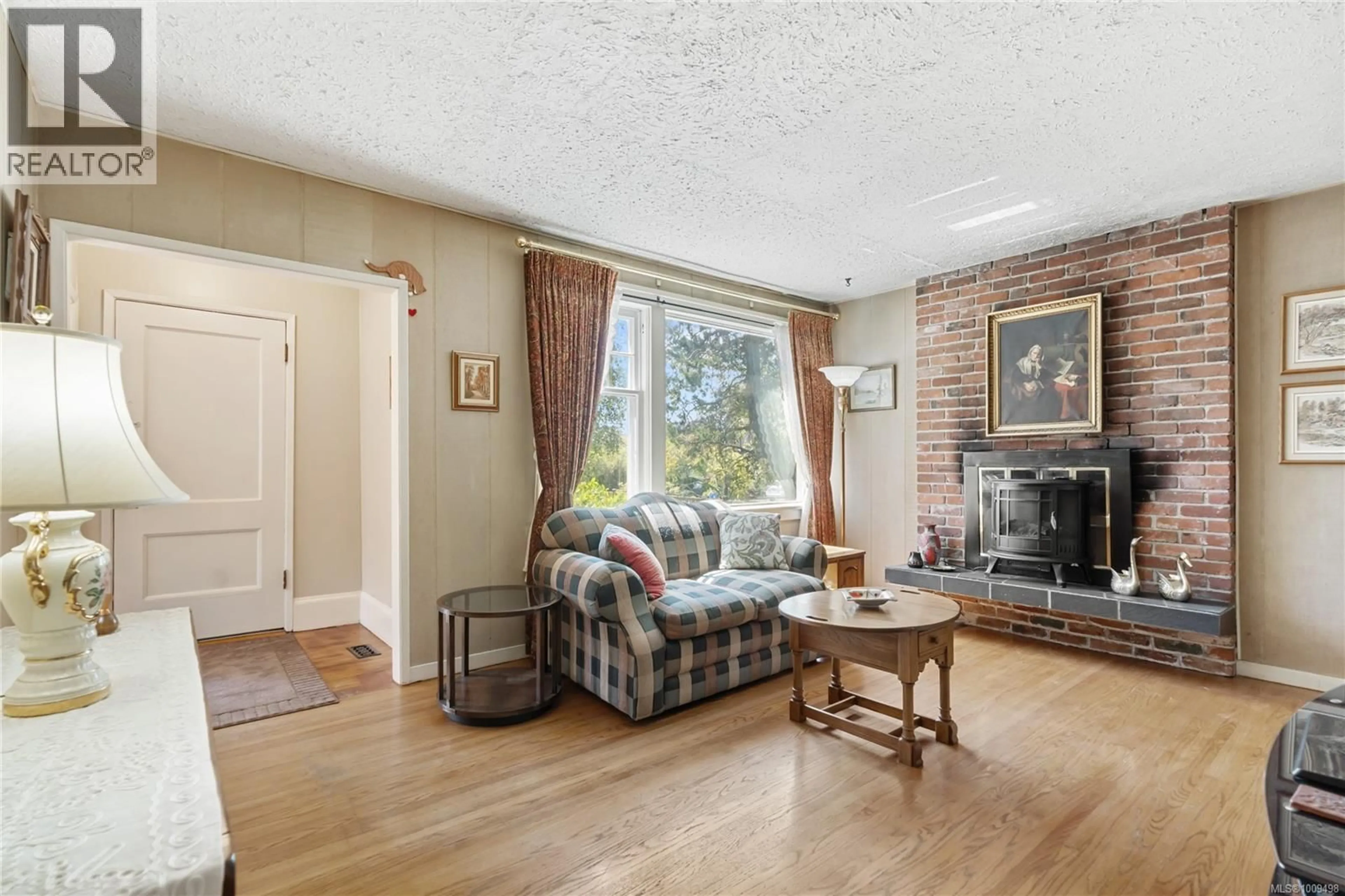 Living room with furniture, unknown for 2761 FOUL BAY ROAD, Oak Bay British Columbia V8R5B8