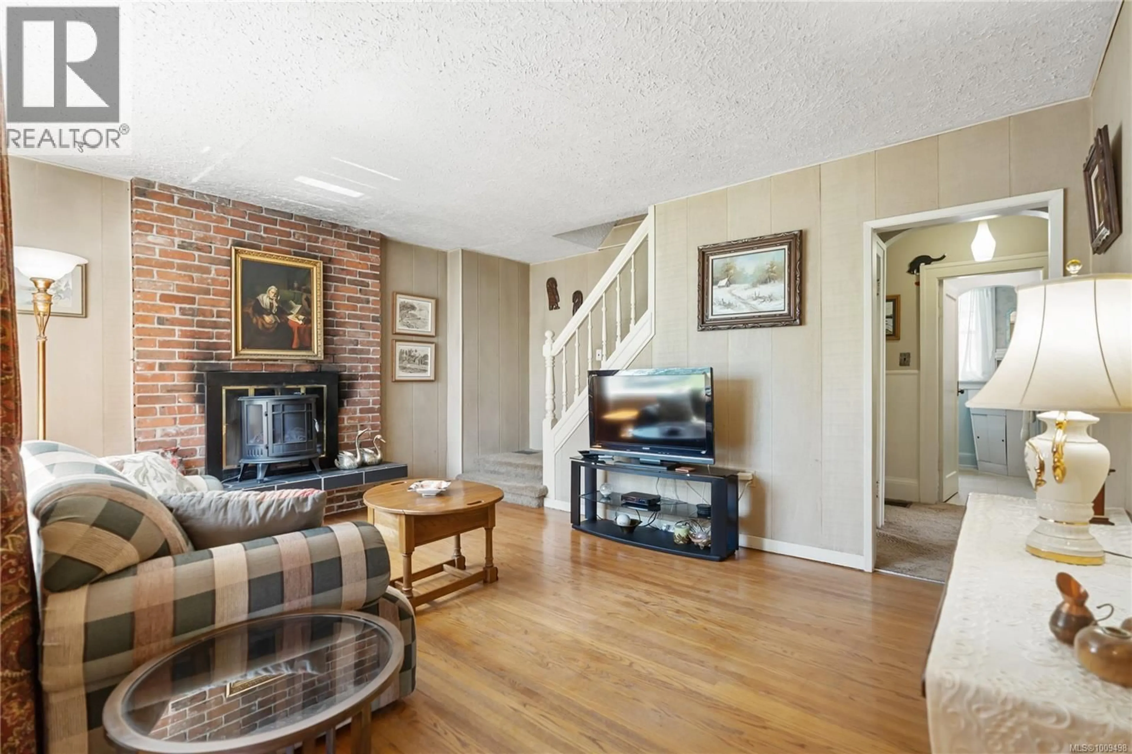 Living room with furniture, unknown for 2761 FOUL BAY ROAD, Oak Bay British Columbia V8R5B8