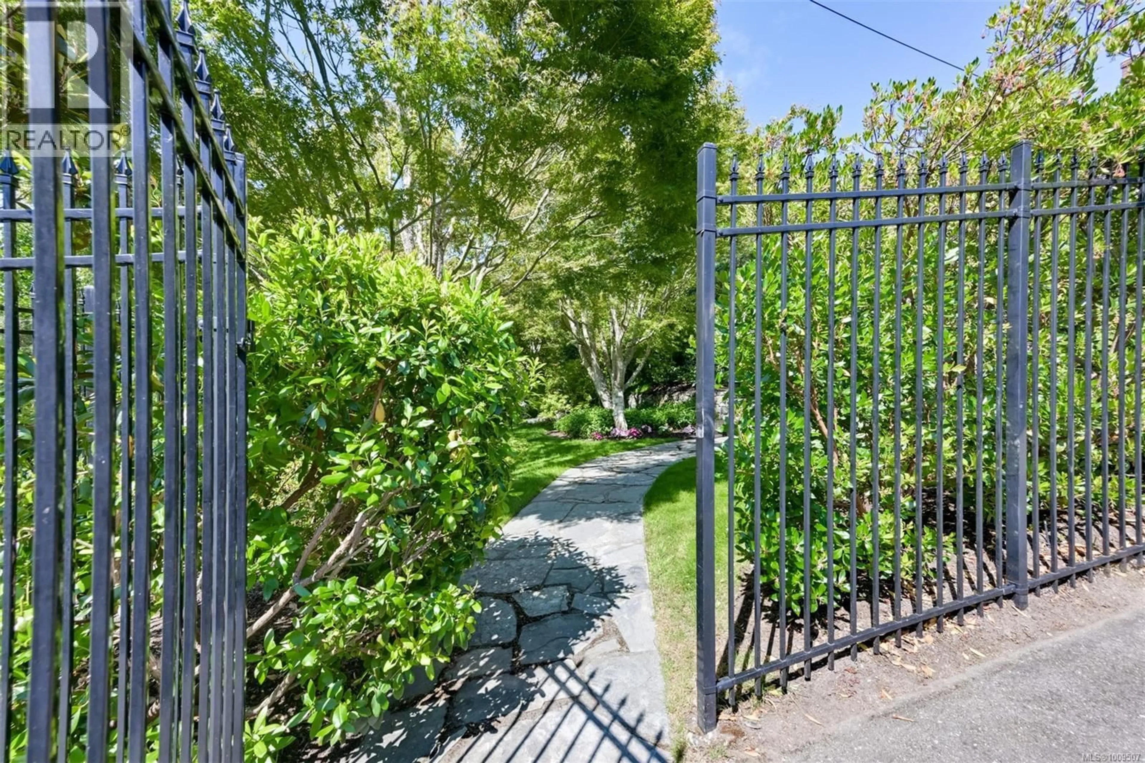 A pic from outside/outdoor area/front of a property/back of a property/a pic from drone, street for 1566 DESPARD AVENUE, Victoria British Columbia V8S1T3