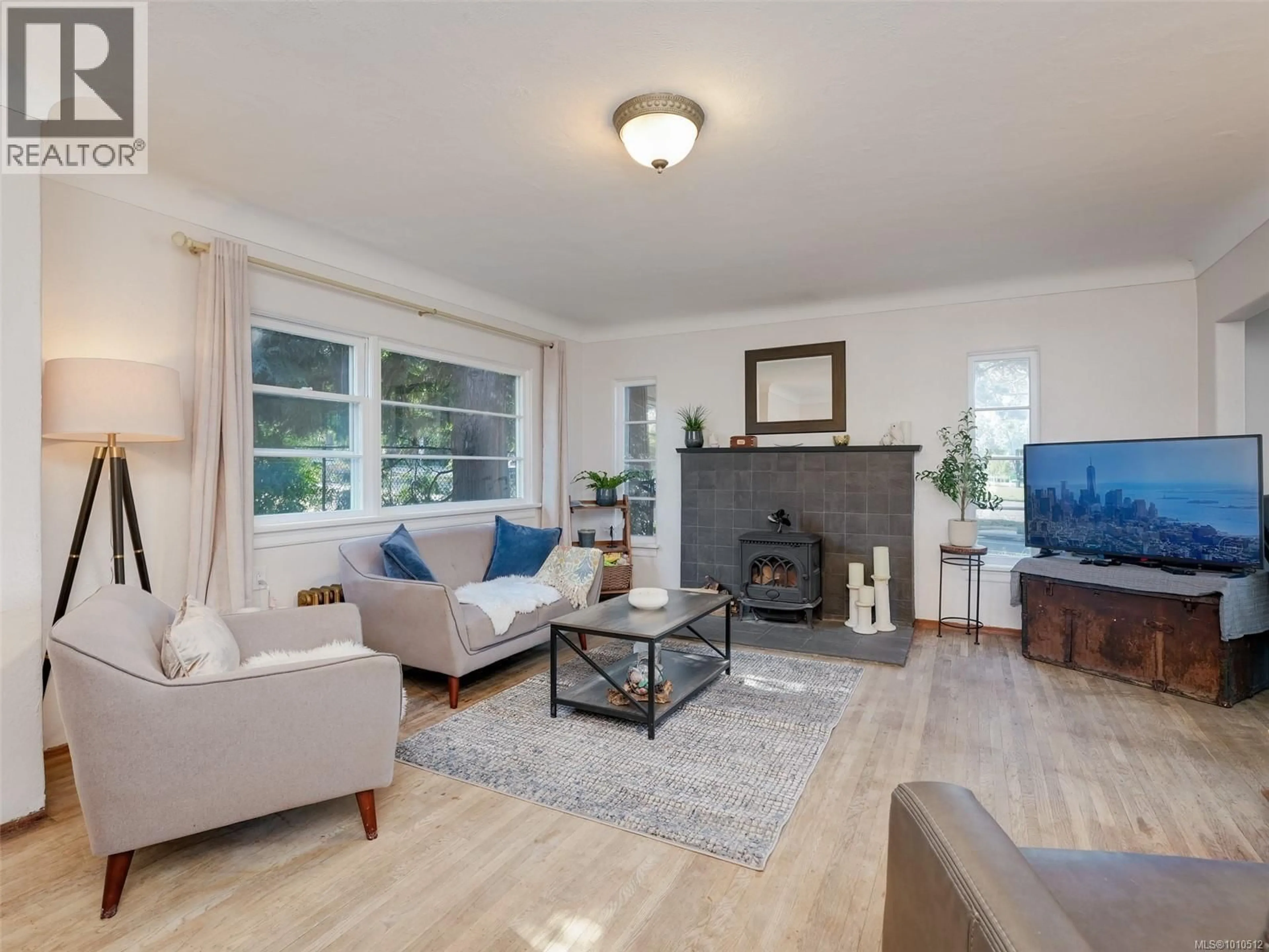 Living room with furniture, unknown for 3102 YEW STREET, Victoria British Columbia V8X1M8