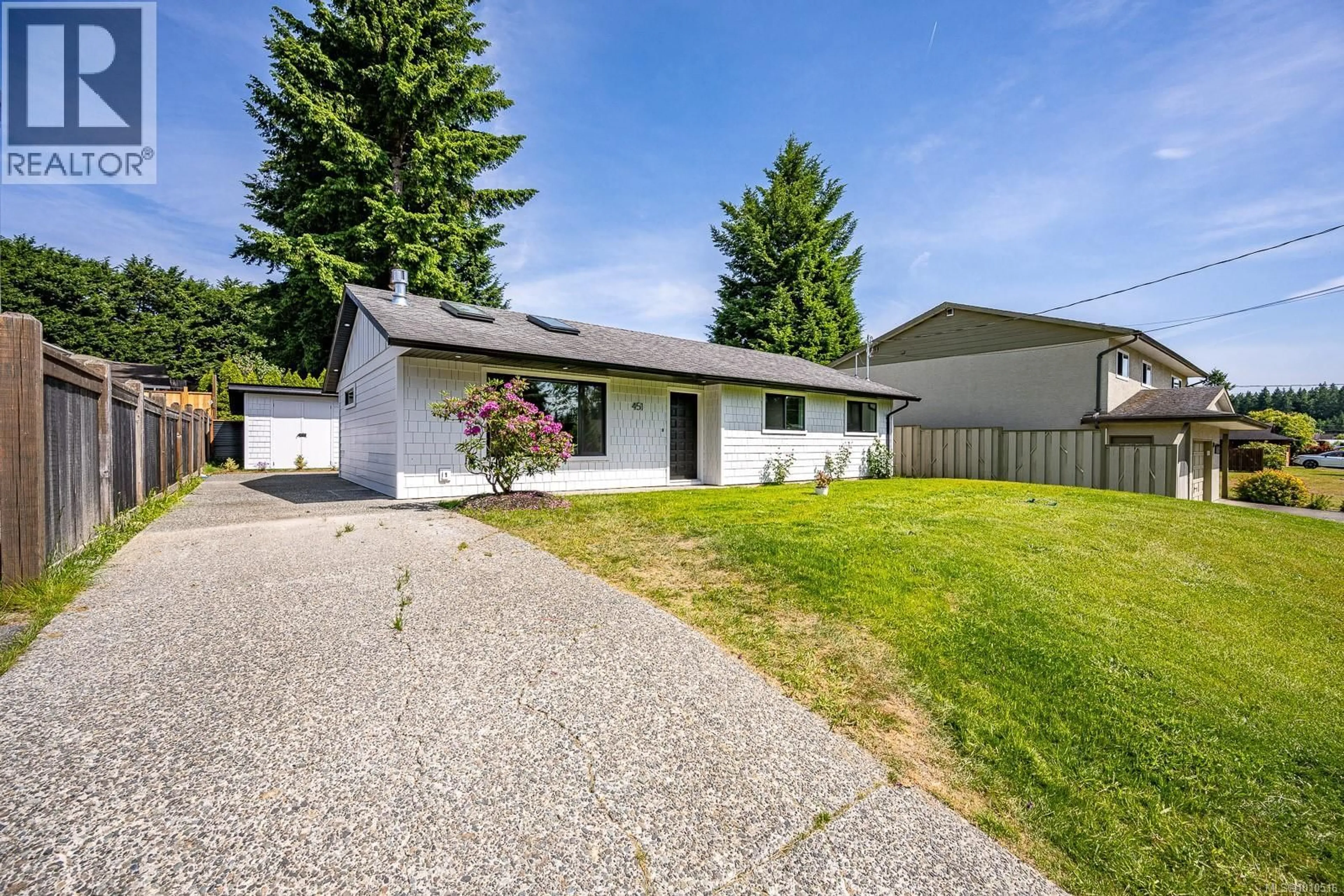 Home with vinyl exterior material, street for 451 MCPHEDRAN STREET SOUTH, Campbell River British Columbia V9W6S5