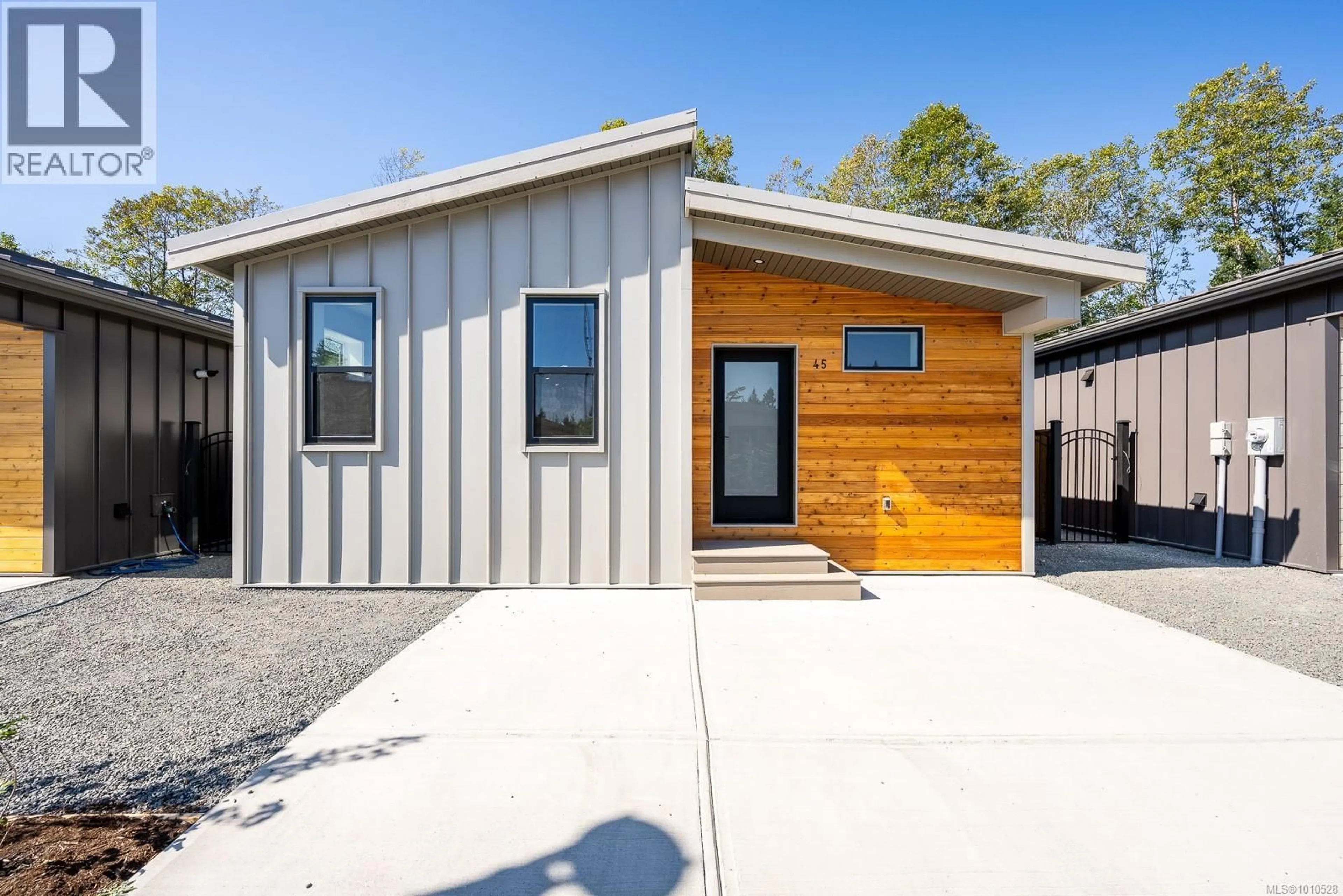 Home with vinyl exterior material, street for 45 - 3025 ROYSTON ROAD, Cumberland British Columbia V0R1S0
