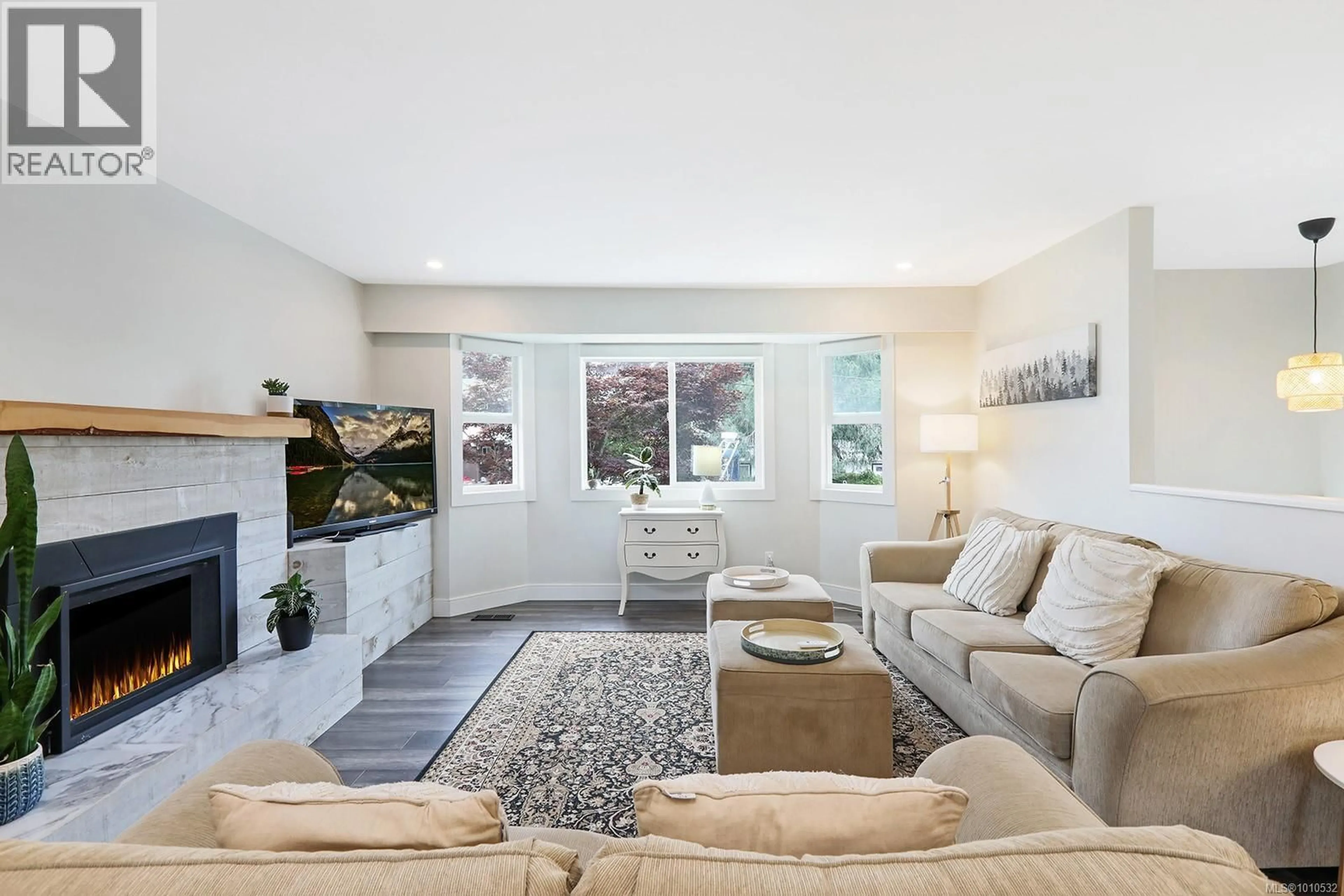 Living room with furniture, unknown for 1643 TSIMSHIAN AVENUE, Comox British Columbia V9M2M4