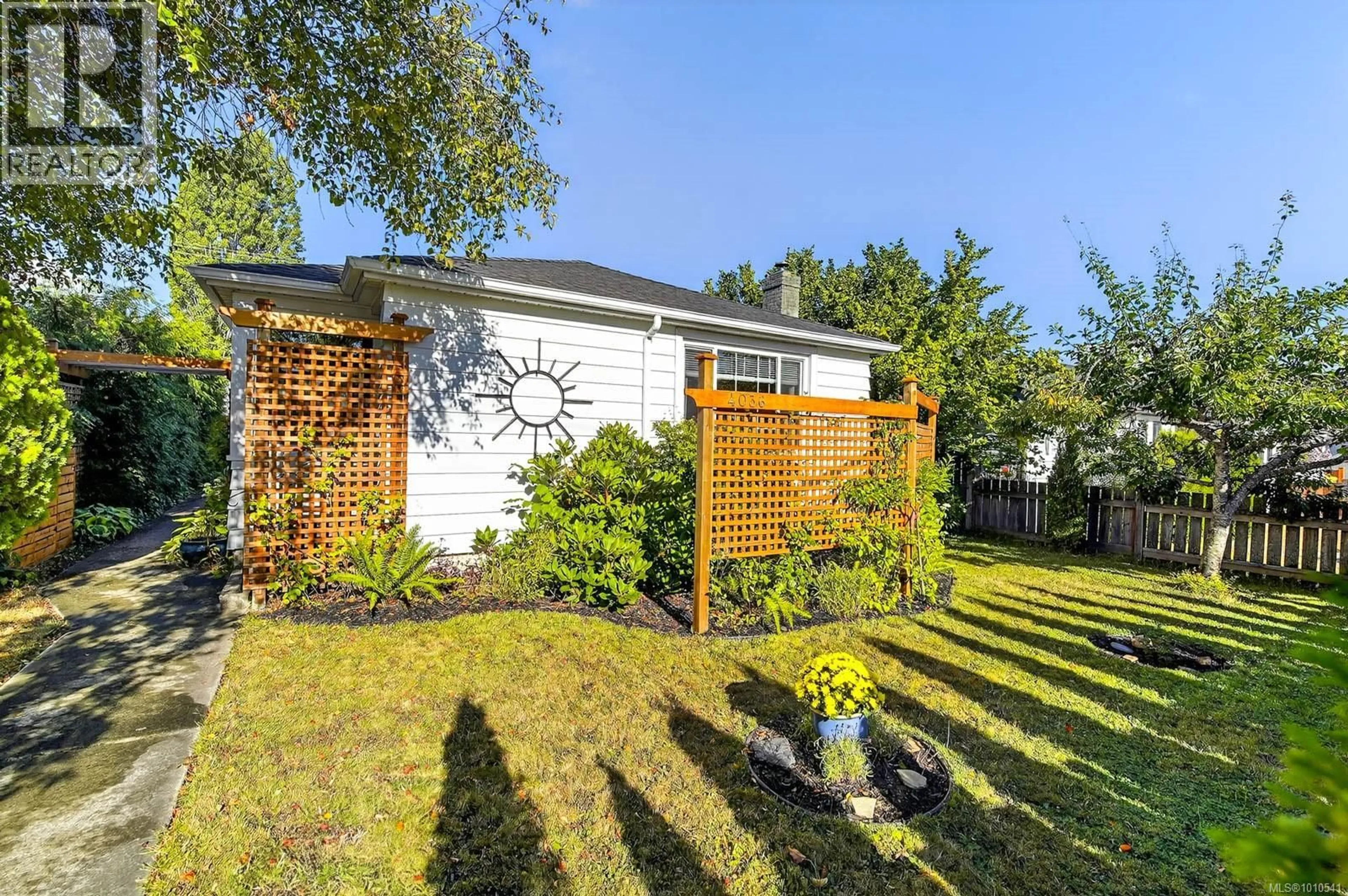 A pic from outside/outdoor area/front of a property/back of a property/a pic from drone, street for 4036 10TH AVENUE, Port Alberni British Columbia V9Y4X2