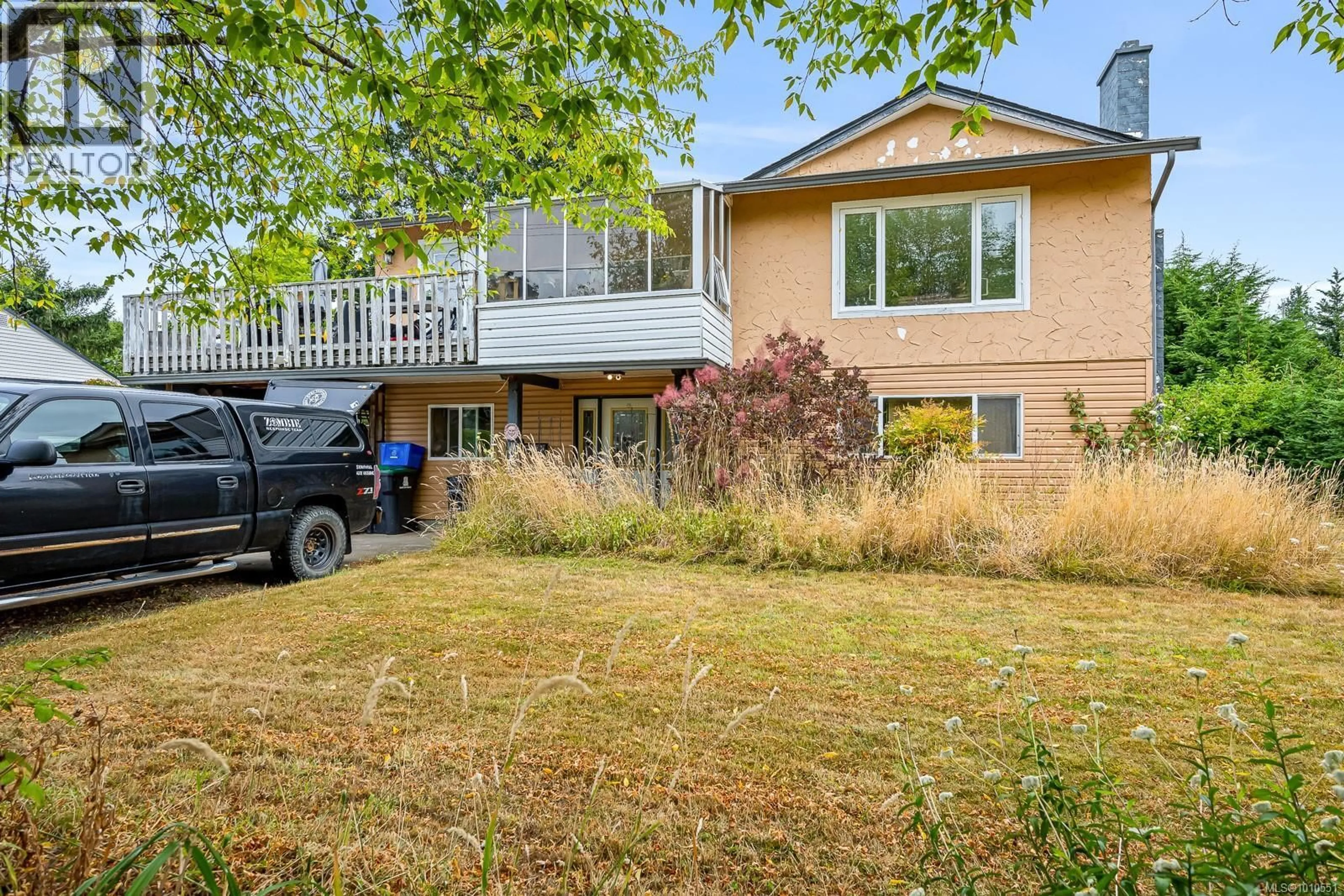 A pic from outside/outdoor area/front of a property/back of a property/a pic from drone, street for 1826 CENTENNIAL AVENUE, Comox British Columbia V9M2C7