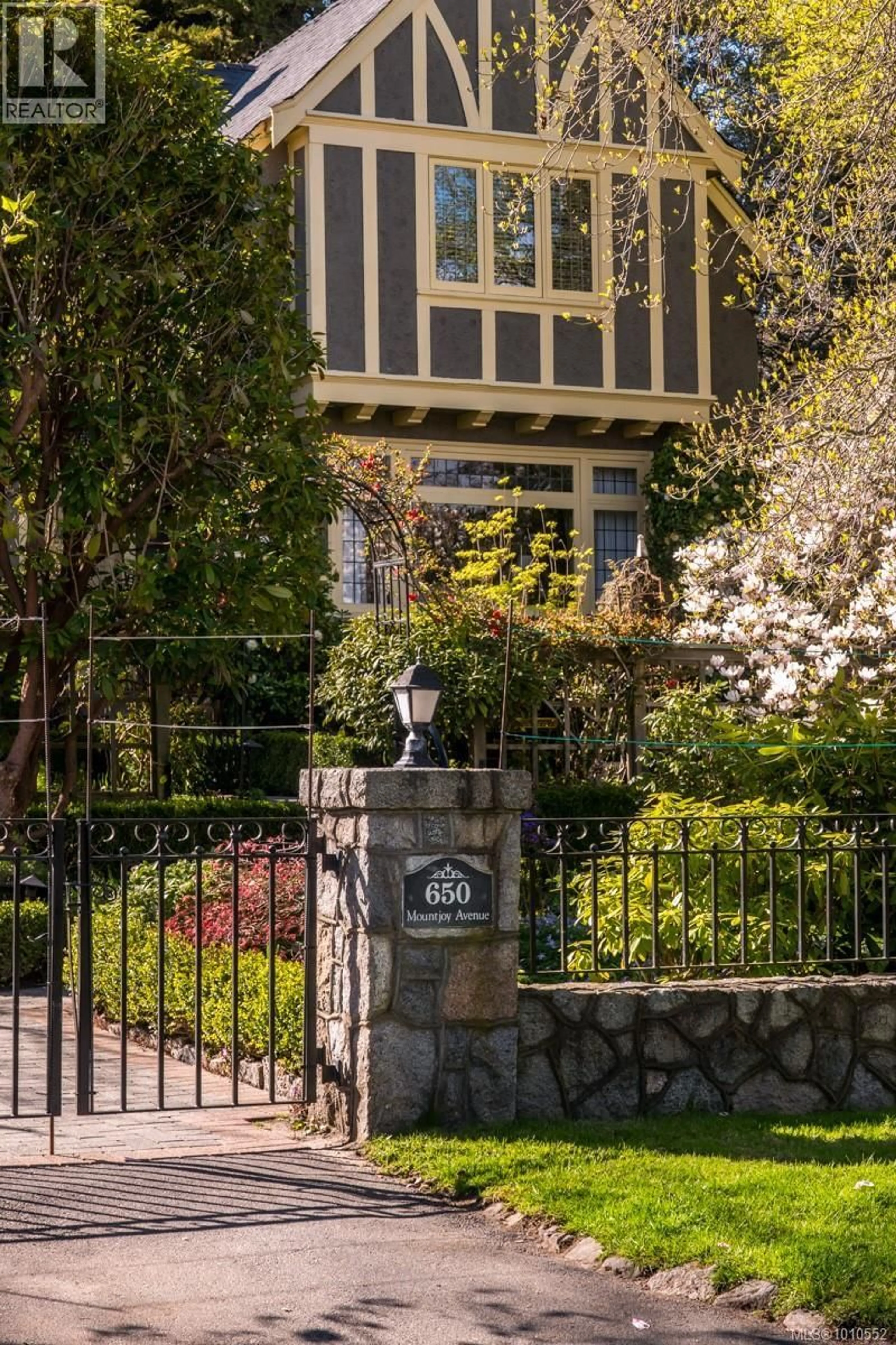 Indoor entryway for 650 MOUNTJOY AVENUE, Oak Bay British Columbia V8S4K9