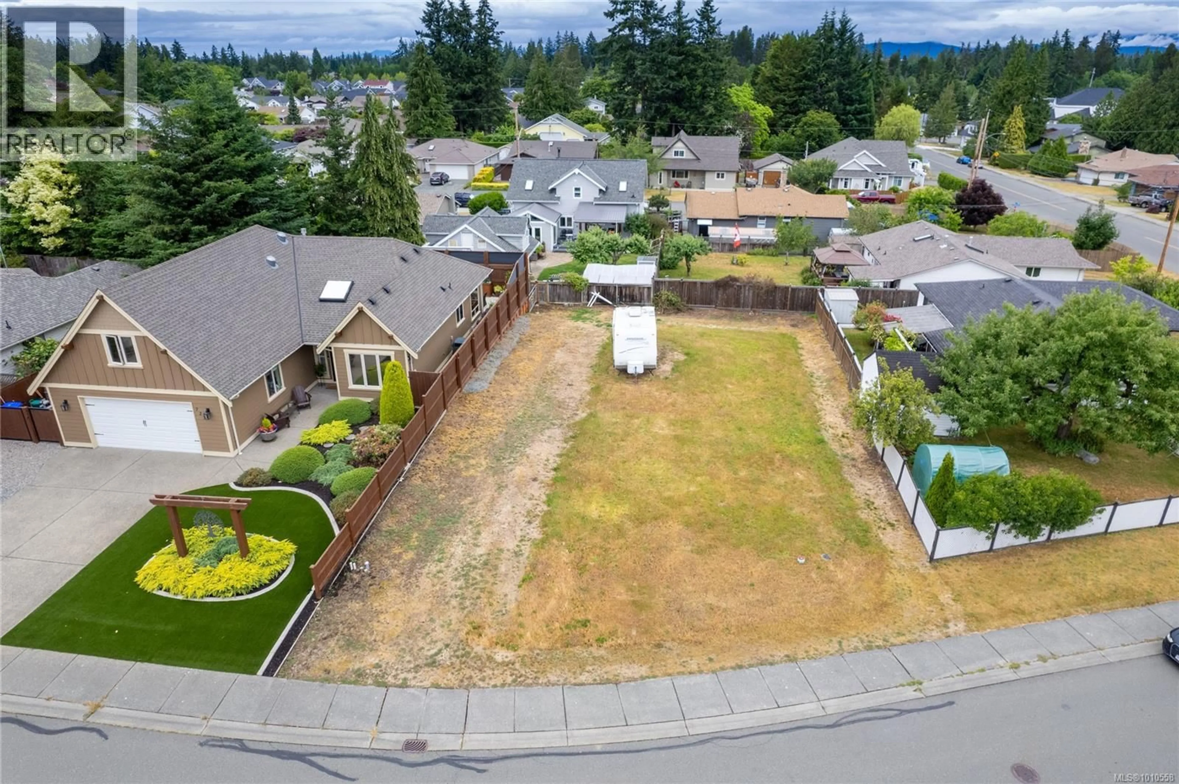 A pic from outside/outdoor area/front of a property/back of a property/a pic from drone, street for 715 DOEHLE AVENUE, Parksville British Columbia V9P2V1