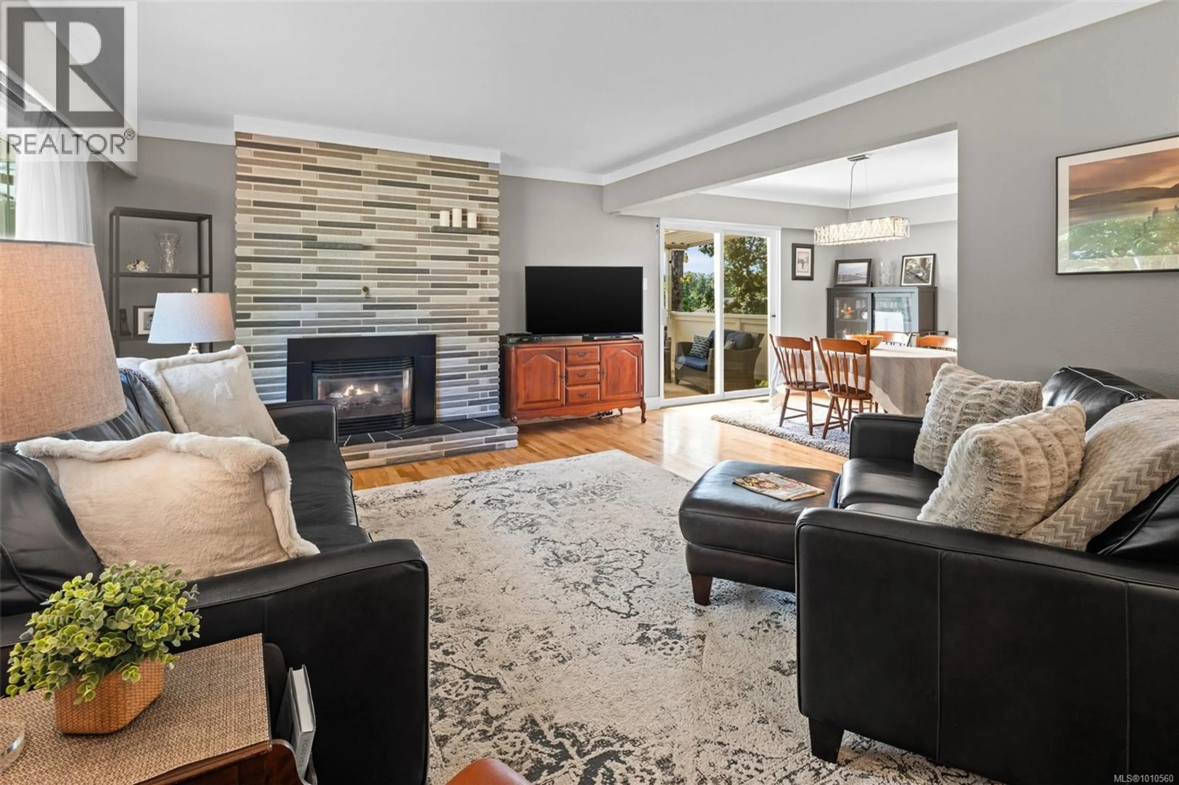 Living room with furniture, ceramic/tile floor for 5862 JAYNES ROAD, Duncan British Columbia V9L3B8