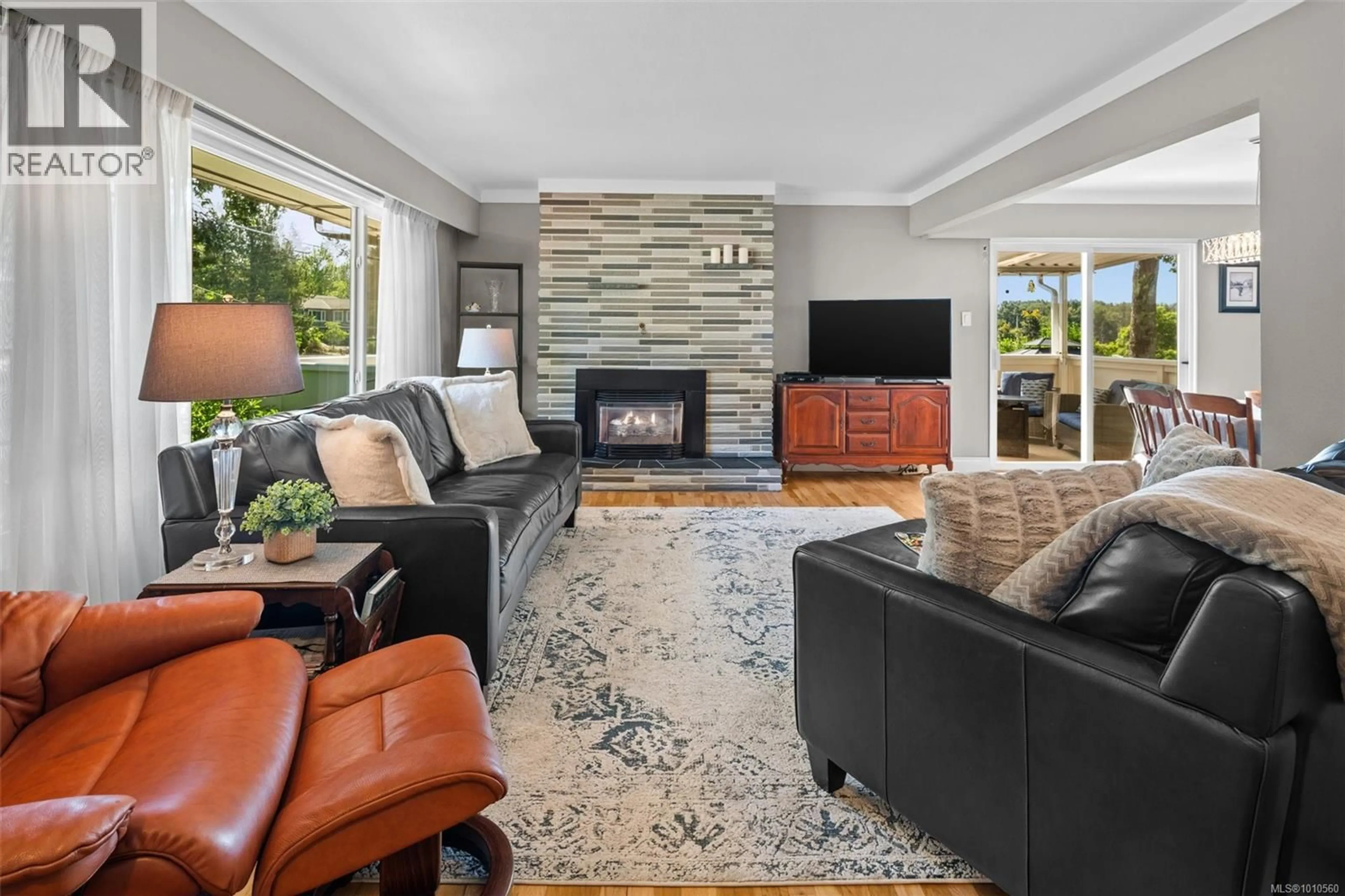 Living room with furniture, ceramic/tile floor for 5862 JAYNES ROAD, Duncan British Columbia V9L3B8