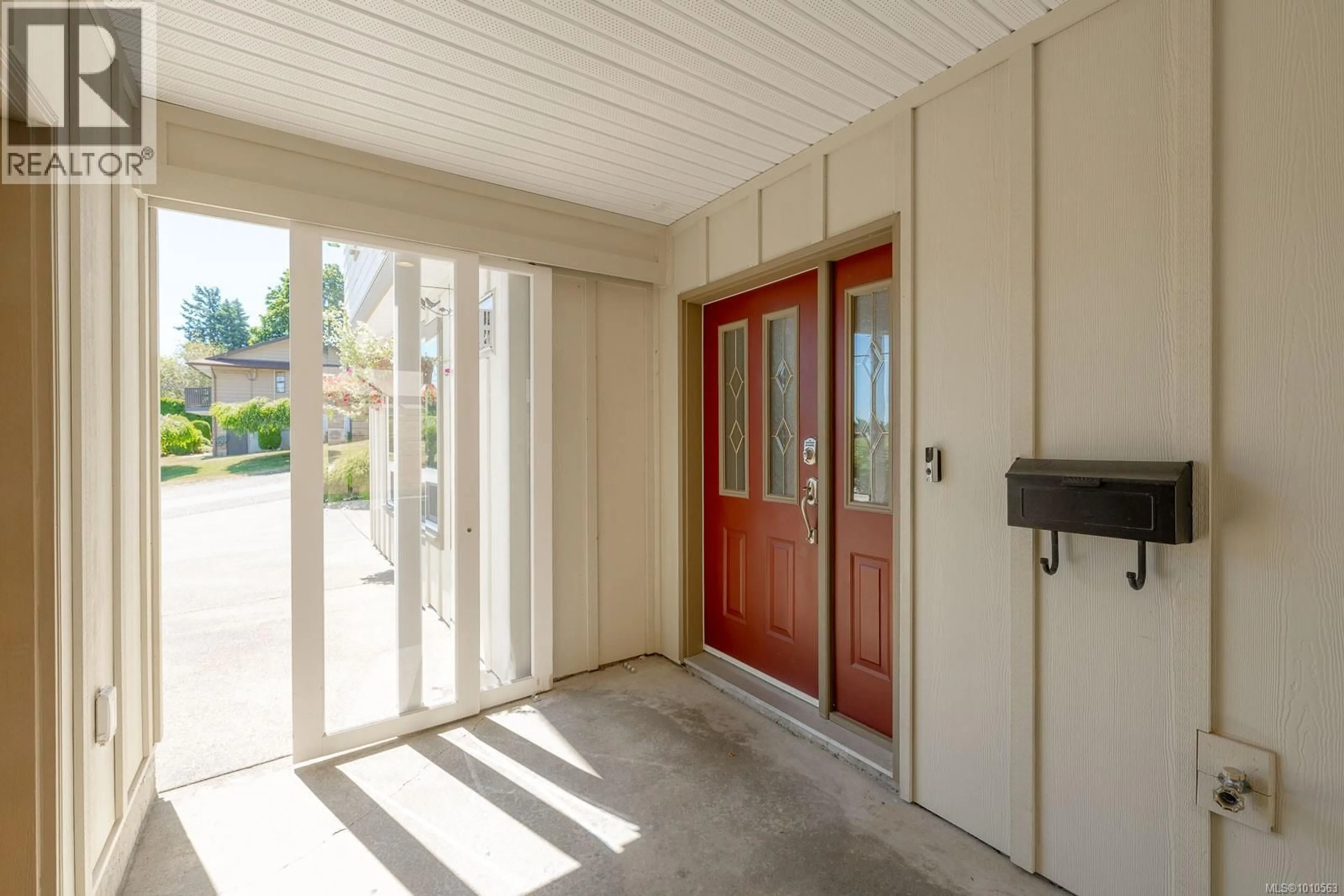 Indoor entryway for 2839 NEYLAND ROAD, Nanaimo British Columbia V9T3G2