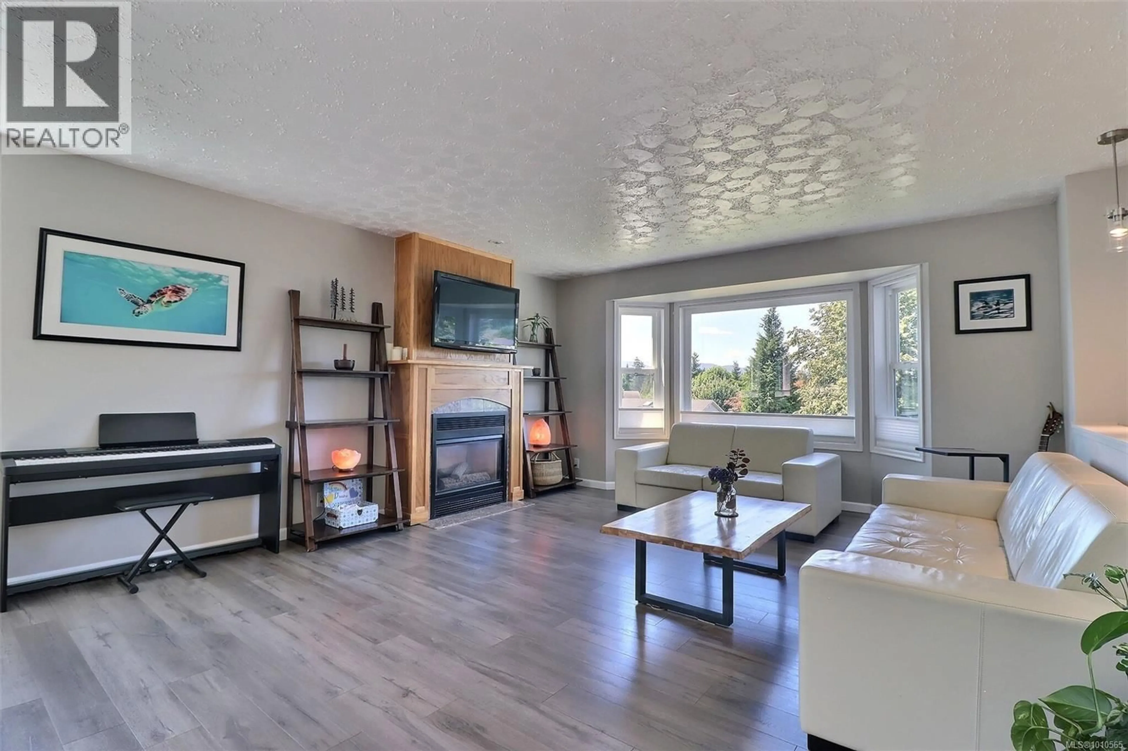 Living room with furniture, wood/laminate floor for 1490 GRIFFIN DRIVE, Courtenay British Columbia V9N8M6