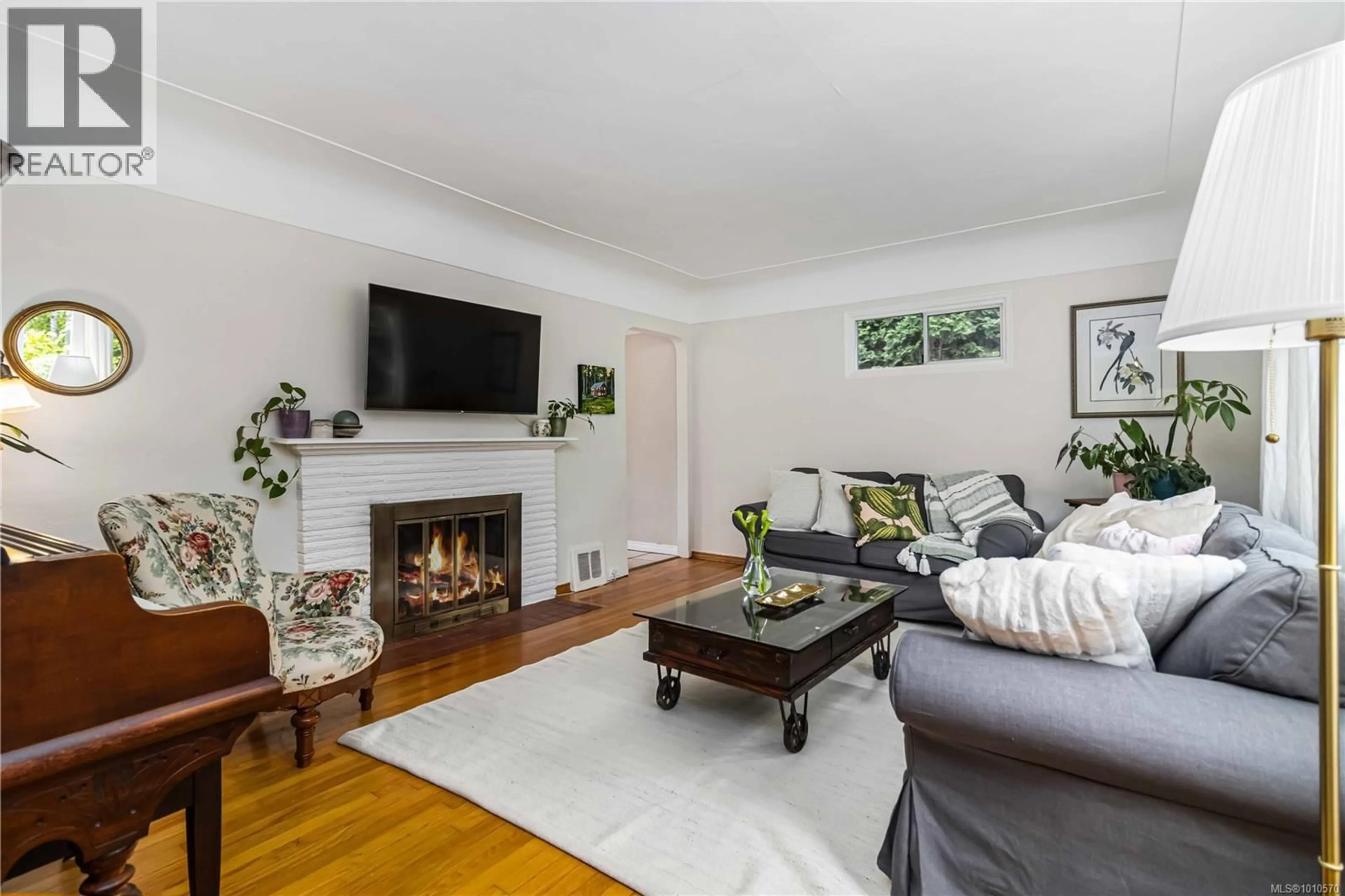 Living room with furniture, wood/laminate floor for 2607 FORBES STREET, Victoria British Columbia V8R4C2