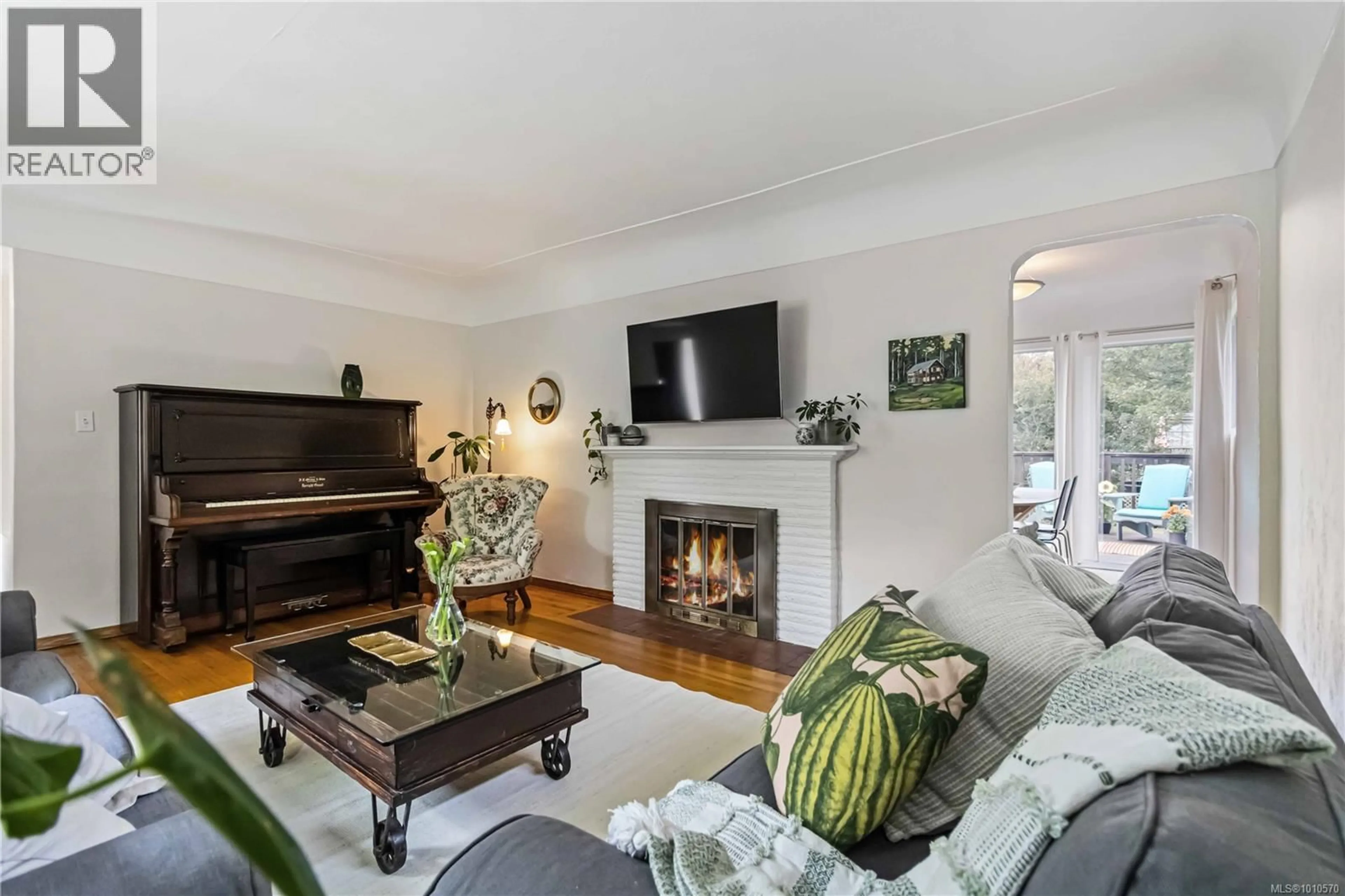 Living room with furniture, wood/laminate floor for 2607 FORBES STREET, Victoria British Columbia V8R4C2