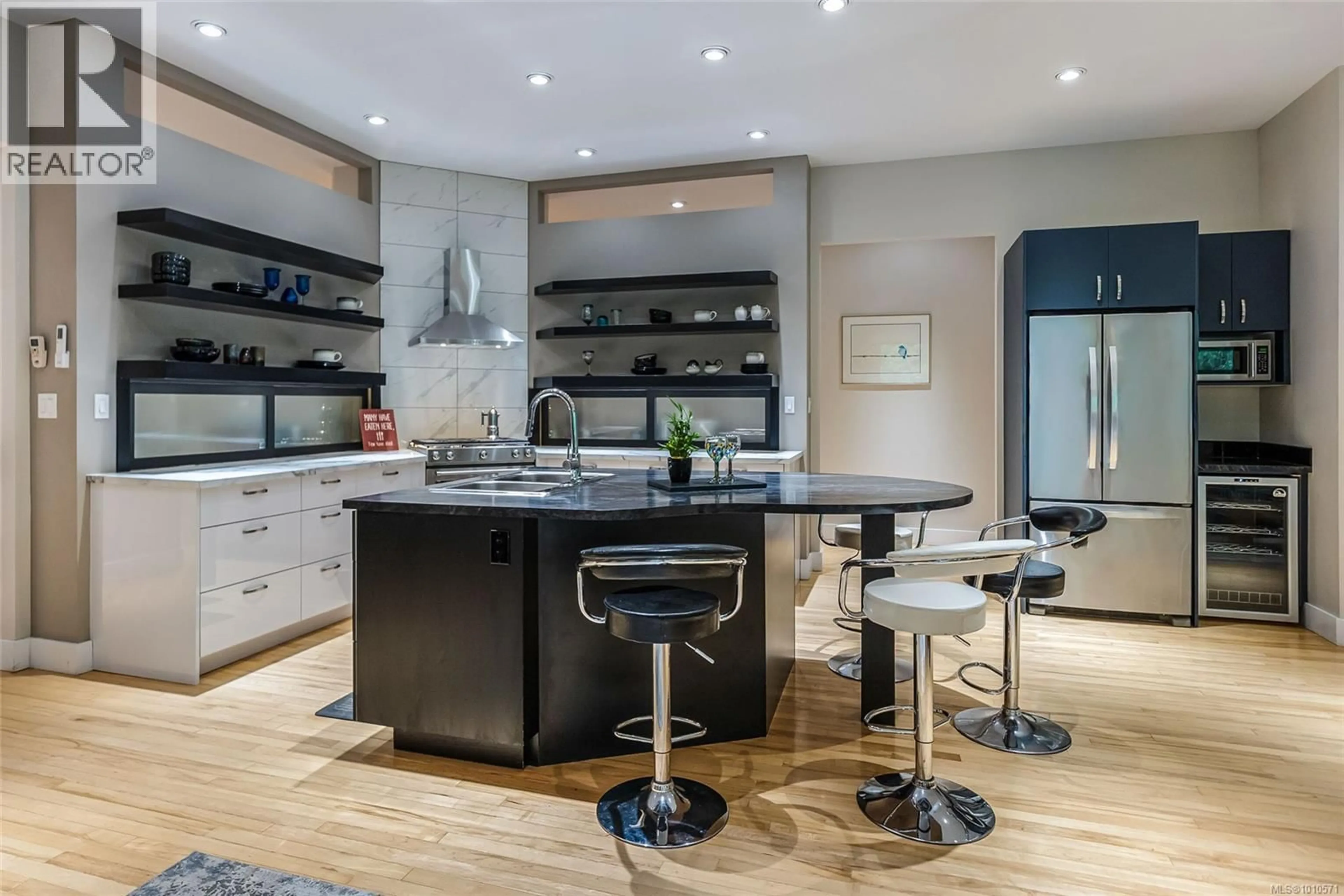 Contemporary kitchen, unknown for 1875 ASHLING ROAD, Qualicum Beach British Columbia V9K2V1