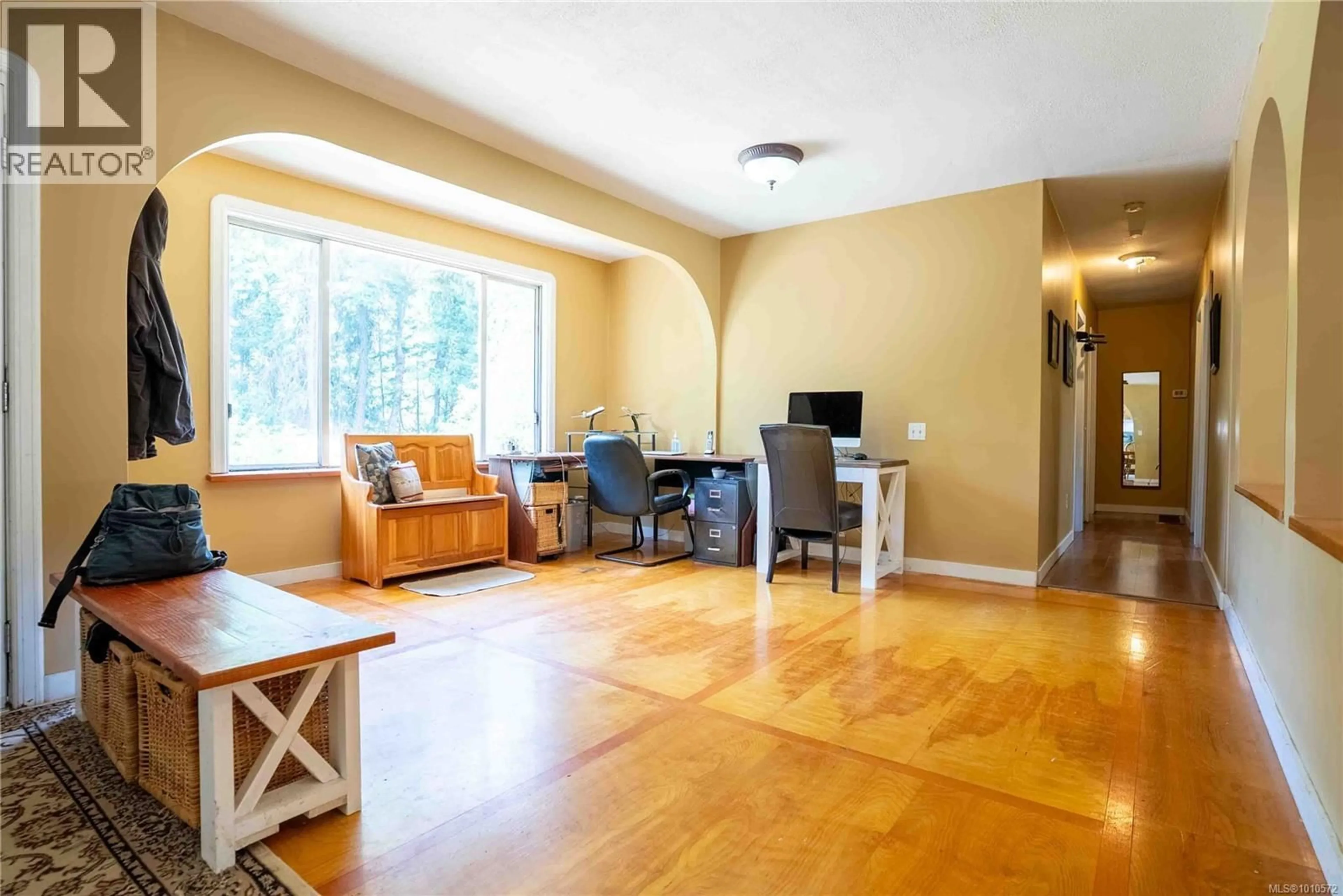 Living room with furniture, wood/laminate floor for 4591 HOWIE ROAD NORTH, Duncan British Columbia V9L6N2