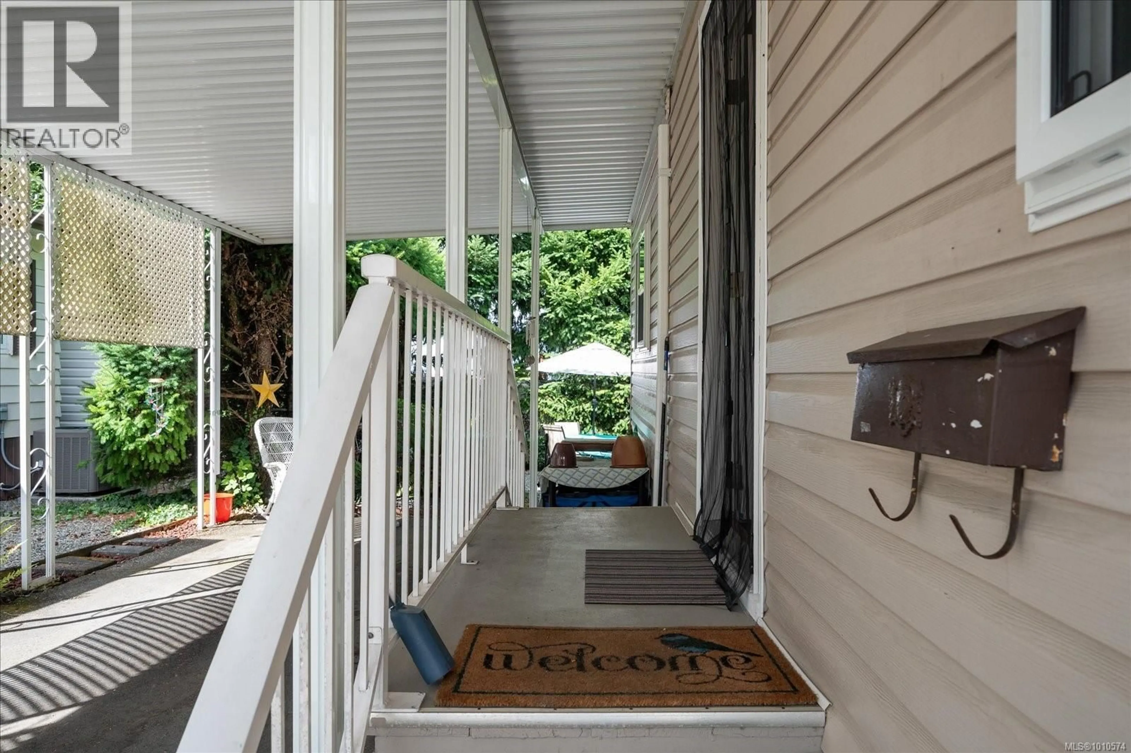Indoor entryway for 134 - 6325 METRAL DRIVE, Nanaimo British Columbia V9T6P9