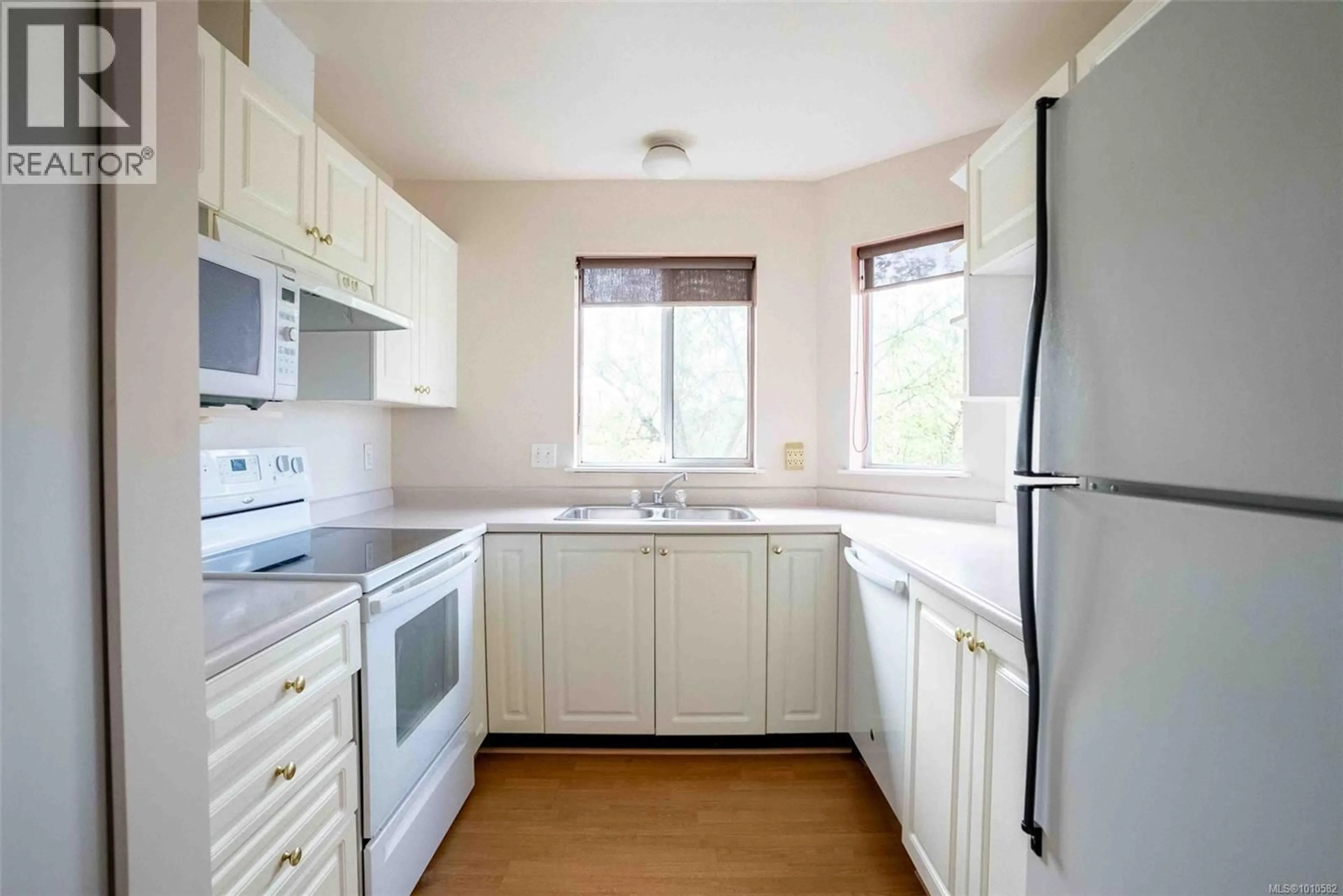 Standard kitchen, unknown for 305 - 2511 QUADRA STREET, Victoria British Columbia V8T4E1